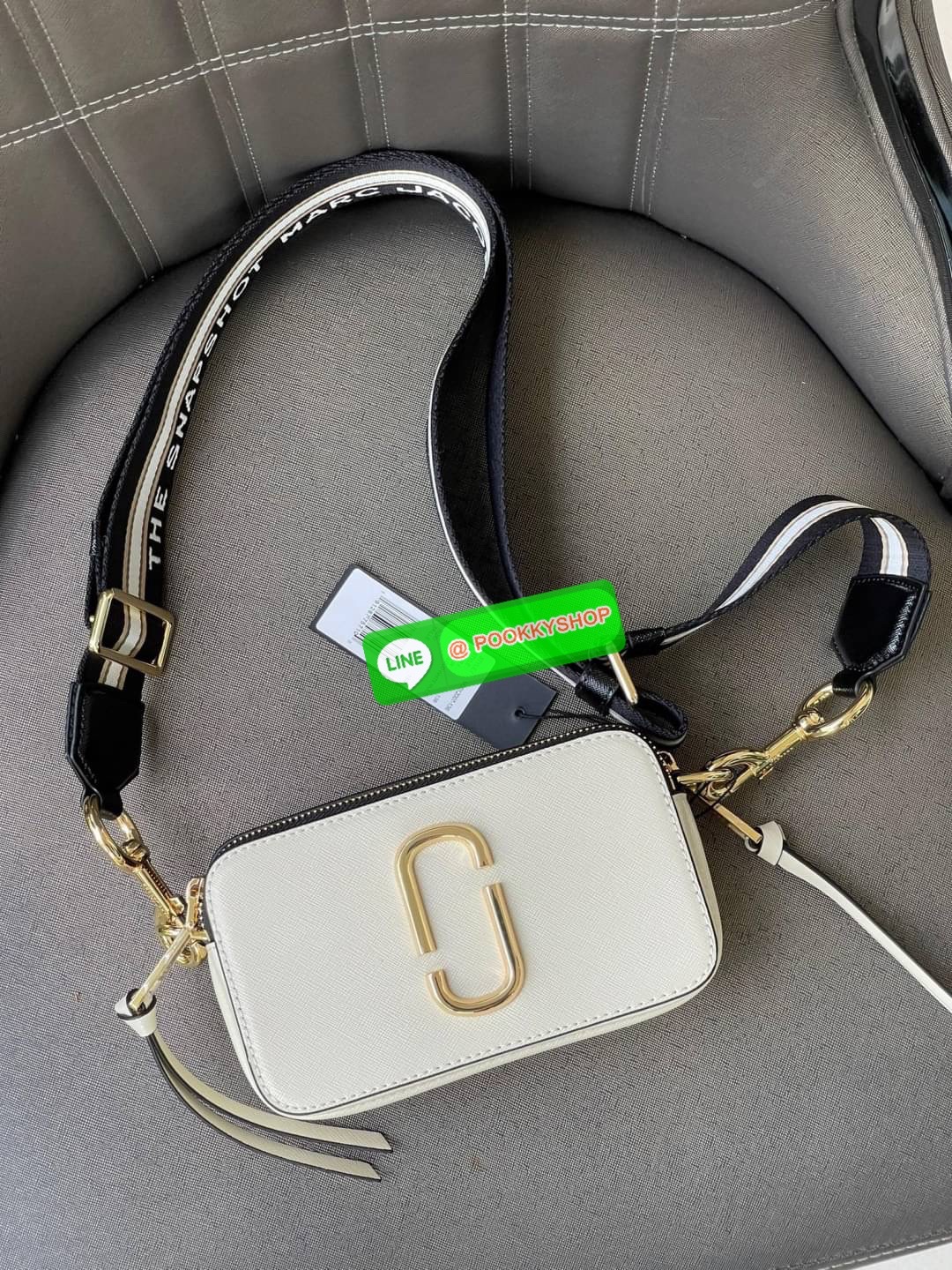 💕 Marc Jacobs Snapshot Bag กระเป๋าแบรนด์ดังจากสัญชาติอเมริกัน นับได้ว่ารุ่นนี้เป็นรุ่นทรงฮิตของ marc jacobs เลยทีเดียว โดยด้านหน้ากระเป๋าจะเป็นโลโก้แบบโลหะที่เป็นสัญลักษณ์ของแบรนด์นี้ มาพร้อมสายสะพายที่จะสะพายยังไงก็ดูโดดเด่น เพราะขนาดใหญ่ที่สกรีน