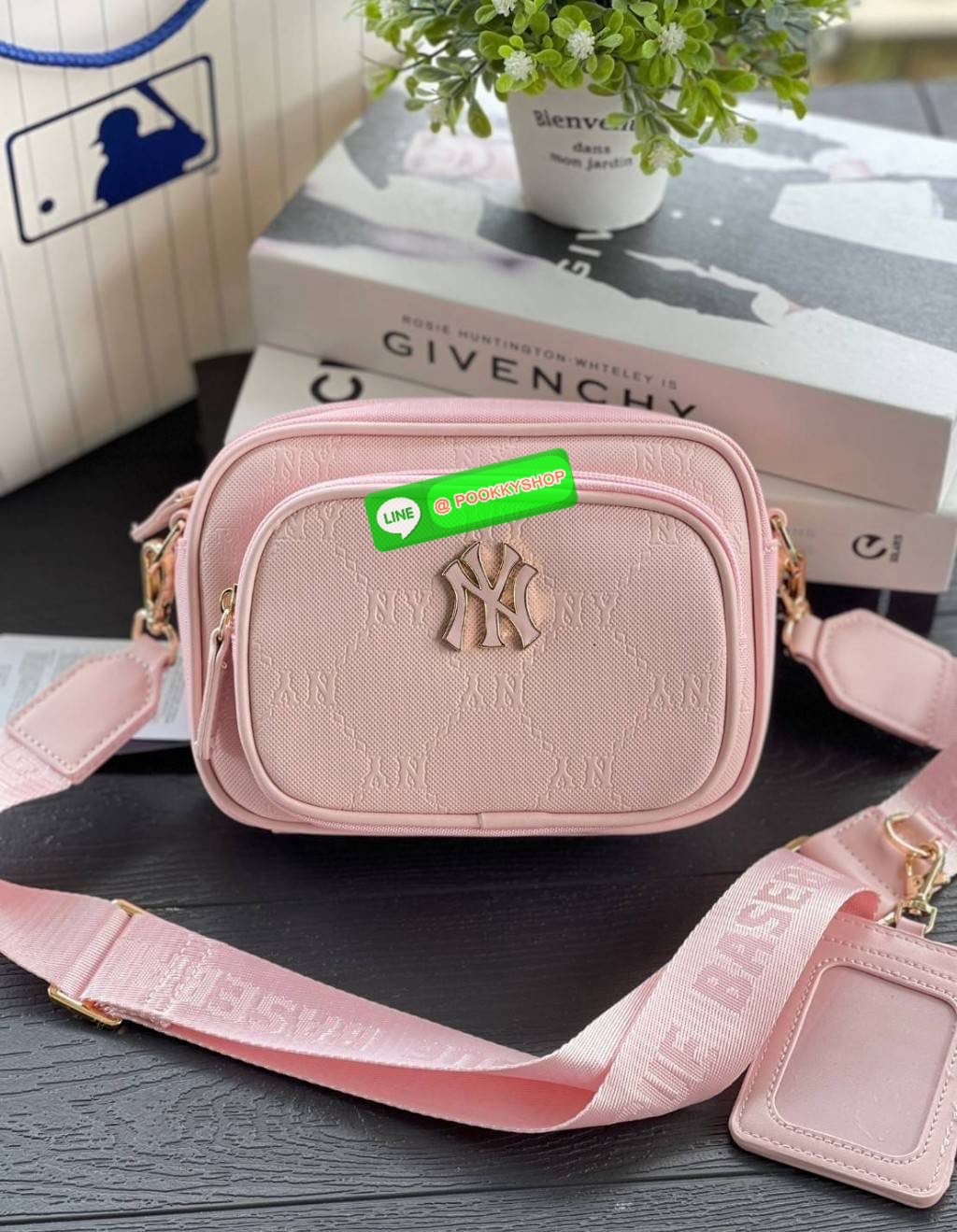 MLB แท้ Outlet กระเป๋าทรงกล่อง มีซิป 2 ช่อง ใส่ของได้เยอะ สายสปอร์ตสุดเก๋ มาพร้อมที่ห้อยบัตร