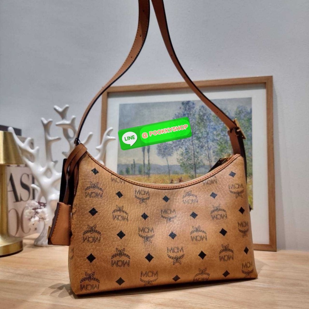 MCM AREN HOBO IN VISETOS 🔆 Details ฮอตฉ่ำมาก! กับกระเป๋าสะพายทรงโฮโบ ทรงสวยมาก ขนาดกำลังดี จุของได้เยอะ ใช้งานสะดวกด้วยการรูดซิป พิเศษแถมพวงหนังและชุดกุญแจล็อคมาให้ด้วย ถอดออกได้ นำไปใช้กับกระเป๋าใบอื่นได้ด้วย ภายในโล่งกว้าง ใส่ของสำคัญได้อย่างครบ