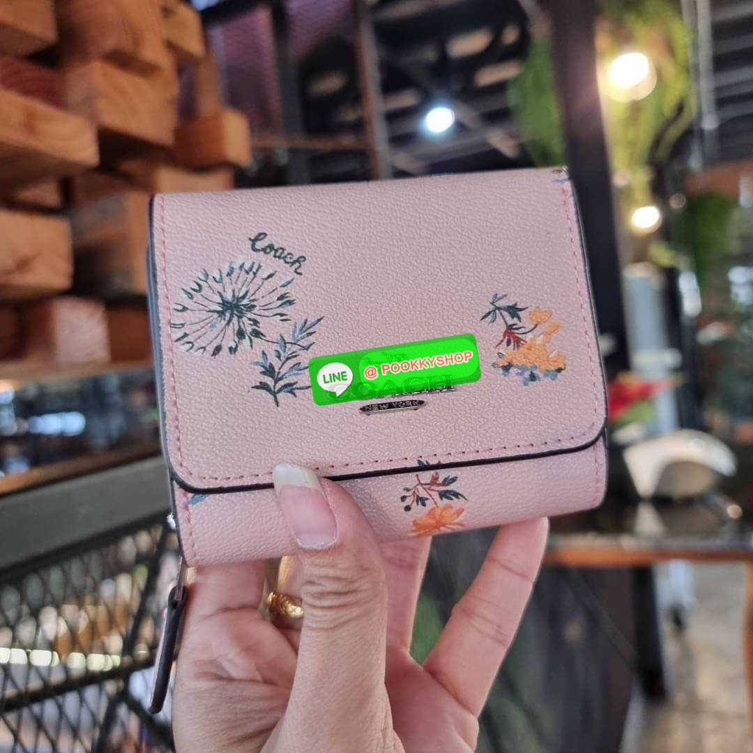 COACH 7331 SMALL TRIFOLD WALLET IN SIGNATURE CANVAS สวยคลาสสิค พกพาง่าย ใบเล็กน่ารักน่าใช้ ต้องยกให้ใบนี้จ้า ตอบโจทย์คนชอบพกน้อยที่สุด!! กระเป๋าสตางค์ใบสั้นหนังแคนวาสเคลือบคุณภาพดี ภายในเป็นหนังแท้ ใส่บัตร ใส่ธนบัตรได้ทุกชนิด มีช่องซิปแยก ใบเดียวใบนี้คือเ