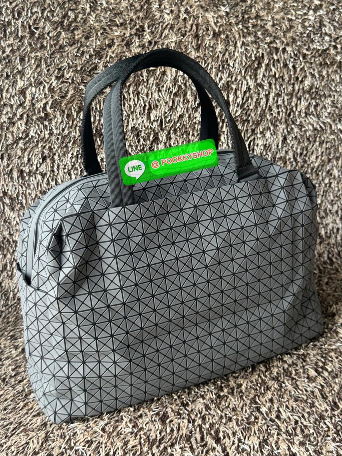 Baobao issey miyake cargo tote matte กระเป๋า CARGO สไตล์บอสตัน มีหูจับแบบบุหนา มีฐานกว้างใส่ได้เยอะ สาทารถใส่สัมภาระที่จำเป็นในการเดินทาง หรือมีพื้นที่จัดเก็บสิ่งของที่เราต้องใช้ในการทำงานด้วย เช่น โน้ตบุ๊ก สมุดจดบันทึก แฟ้มเอกสารต่าง ๆ ดีไซน์หรูดูสุภาพเร