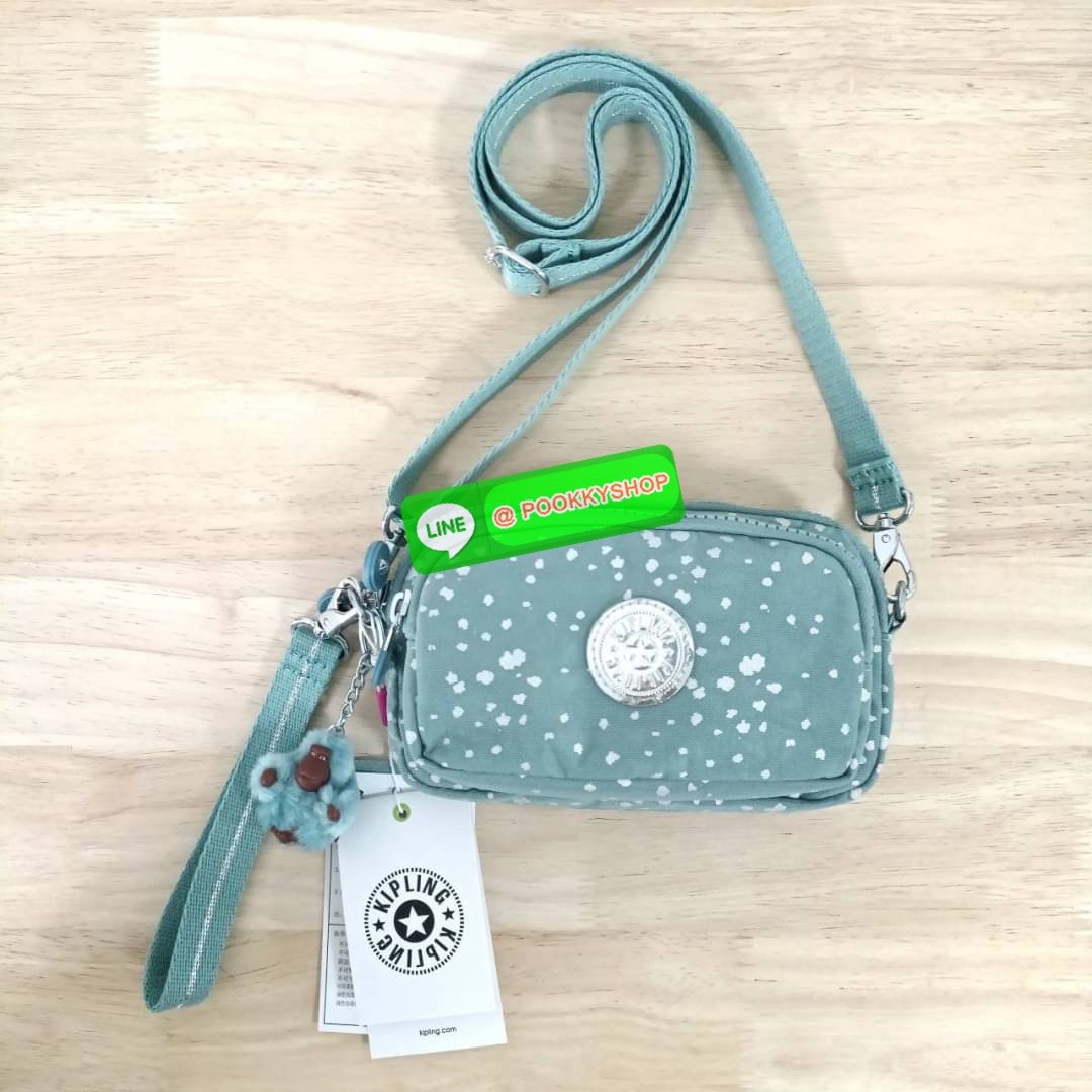 KIPLING Monkey program Seoul up clutch & sling bag รุ่น 2 ซิป (ขนาด 7 นิ้ว) กระเป๋าคล้องมือ หรือ สะพายข้าง ขนาดเล็ก วัสดุ Nylon & Polyester 100% ใช้งานได้ 2 รูปแบบ มีสายสลับเปลี่ยนได้ทั้งแบบคล้องมือ และ สะพายข้าง ตามโอกาสการใช้งาน
