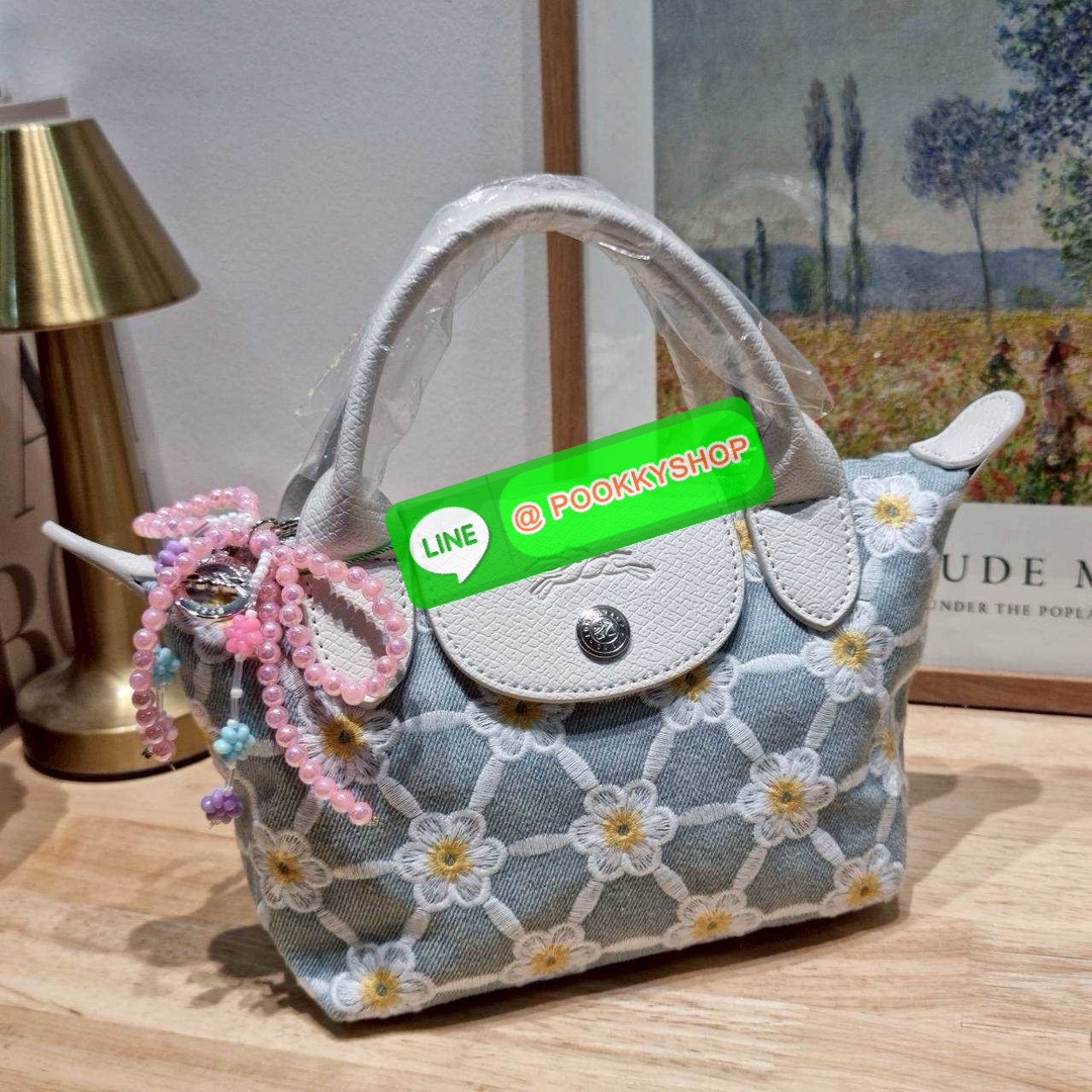 Longchamp le pliage collection XS handbag 🔆 Details น่ารักสดใสรับซัทเมอร์ กับกระเป๋าถือไซส์มินิ ขนาดเล็กพกพาสะดวก โดดเด่นด้วยลวดลายปักบนผ้าโทนสีพาสเทล รูปแบบและสไตล์เป็นเอกลักษณ์ เปิด-ปิดง่ายด้วยซิป มีหูจับถือในตัว และสายสะพายข้างปรับได้ ภายในเป็น