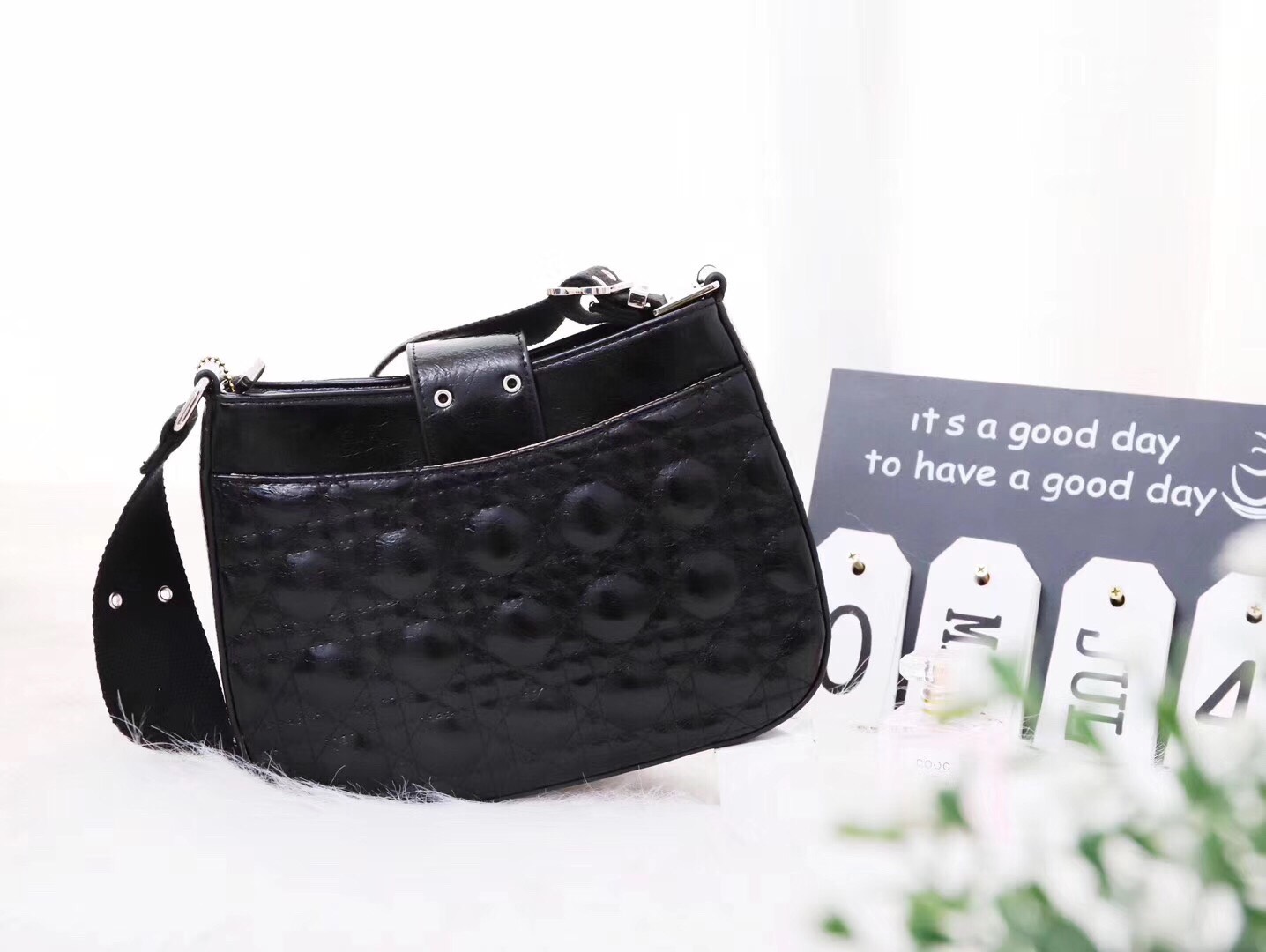 Diorสะพายข้าง วัสดุตัวกระเป๋าทำจากหนังผสมอย่างดี อะหลั่ยสีเงิน ด้านข้างเป็นหนังอย่างดี กระเป๋าเป็นซิปปาก ด้านหลังมีช่องใส่ของ มีเข็มขัดคาด สายยาวเป็นสายแฟชั่นสีดำสามารถปรับระดับได้