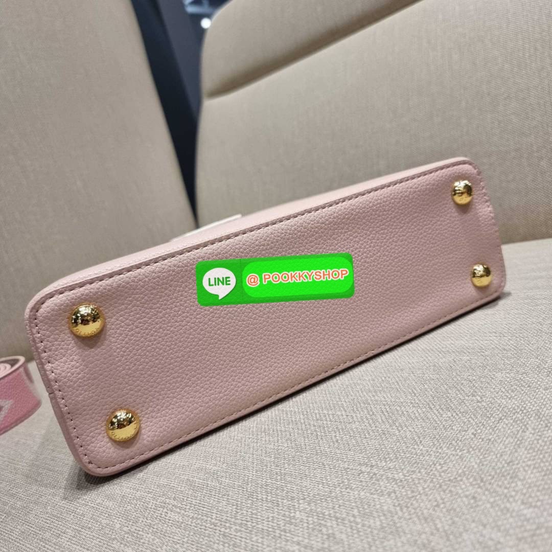 NEW IN!! LV capucines top handle วีไอพีพรีเมี่ยมกิ๊ฟจากเคาน์เตอร์ ที่สุดของความสวยในราคาเบาๆ กระเป๋าถือสุดหรู ดีไซน์ทรงคลาสสิค พร้อมลวดลายหรูหรา มาพร้อมหูจับในตัว ด้วยรูปทรงวินเทจและวัสดุหนังลูกวัว สัมผัสดี ขับผิว ทำให้ไอเท็มนี้สะกดทุกสายตาจริงๆ และยังมีล