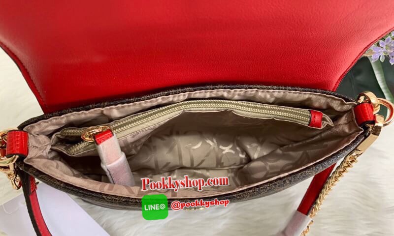 New arrival !! CALVIN KLEIN HANDBAG // SHOULDER BAG กระเป๋าถือ//คล้องไหล่//สะพายข้าง//หรือครอสบอดี้ร์ได้ค่ะ ดีไซด์สวย น่าใช้มากๆค่ะ วัสดุหนังผสมนิ่มมือค่ะ ด้านมีโลโก้แบรนด์ พร้อมช่องซิปใส่ของจุกจิก เปิดปิดกระเป๋าแบบกระดุมแม่เหล็ก ภายในแบ่งสามช่อง สามารถใส