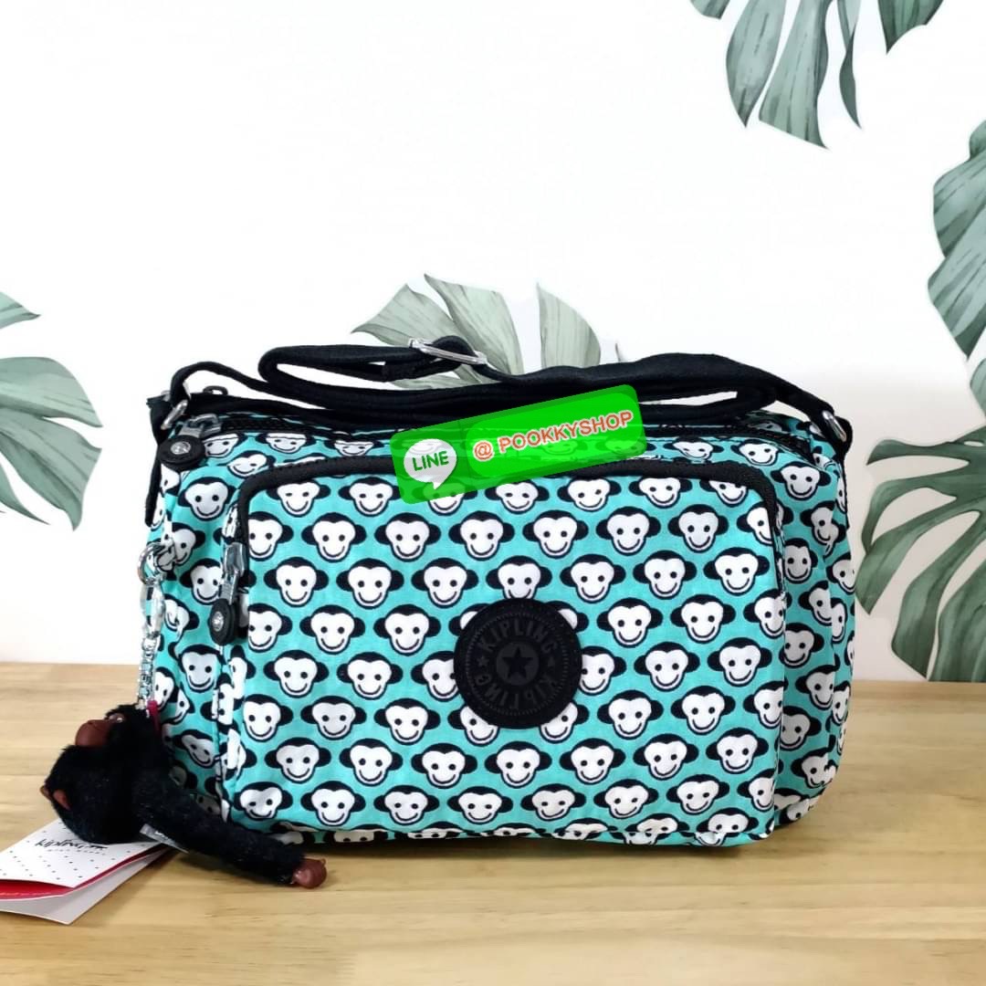KIPLING RETH CROSSBODY BAG ซับในตาราง วัสดุ Nylon+polyester กระเป๋าสะพายข้างหรือ สะพาย Crossbody ได้ ช่องหน้าเปิด-ปิด ด้วยซิป พร้อมช่องแยกบ่อยด้านข้าง ช่องหลัก 2 ช่อง ด้านในโล่งกว้าง สามารถจุสัมภาระได้เยอะ พร้อมช่องซิปหลัง สายสะพายปรับระดับสั้น-ยาว ได้ fr