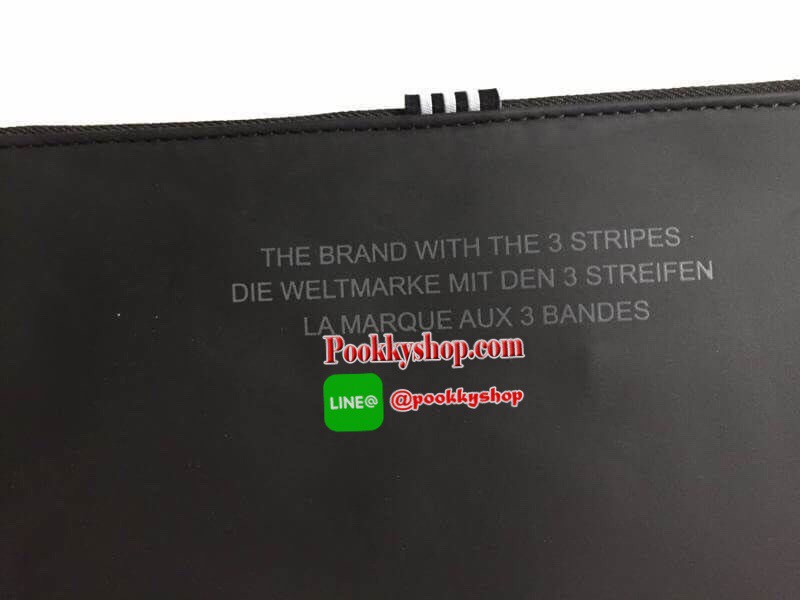 Brand : Adidas 3D Detail : กระเป๋า adidas 3D แบบครัช สามารถใส่ I-Pad mini ได้สบาย ใส่ของได้เยอะ ภายในกว้าง ถือไปไหนสะดวก ราคาพอเหมาะ เวลามืดถือแล้วเก๋ไม่เหมือนใคร