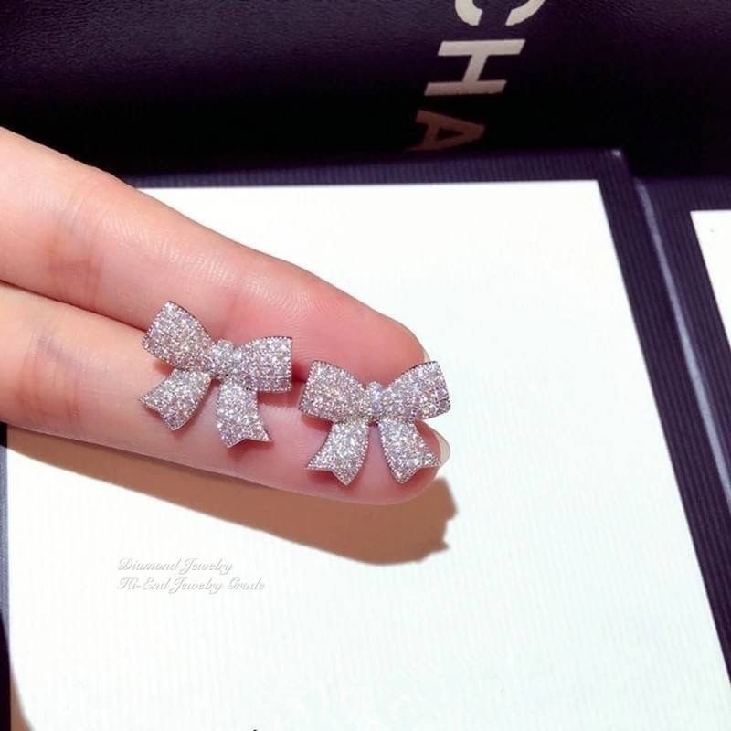 New Arrival !!!!! Diamond Earring ต่างหูเพชร ดีไซน์โบว์ งานเพชรละเอียดงานเกรดพรีเมี่ยม งานเพชร CZ แท้ เกรดดีที่สุด เพชร CZ แท้คัดเกรด สวยวิ้งมากๆค่ะ สาวๆห้ามพลาดเด็ดขาด ใส่ออกมาน่าร้ากกกกที่สุดในสามโลก ใส่ได้ตลอด ไม่มีเอ้า เข้าได้กับทุกชุดเลยคะ