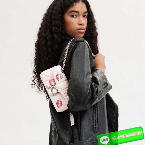 Coach CR114 – Tabby Shoulder Bag 20 With Quilting And Lip Print ไอเทมสุดจี๊ดจาก Coach USA ที่ห้ามพลาด! รายละเอียดสินค้า: • วัสดุ: หนังแกะนัปป้า (Nappa Leather) นุ่มหรูระดับพรีเมียม • ลวดลาย: ลิปปริ้นท์ (Lip Print) ลิมิเต็ดสุดปัง