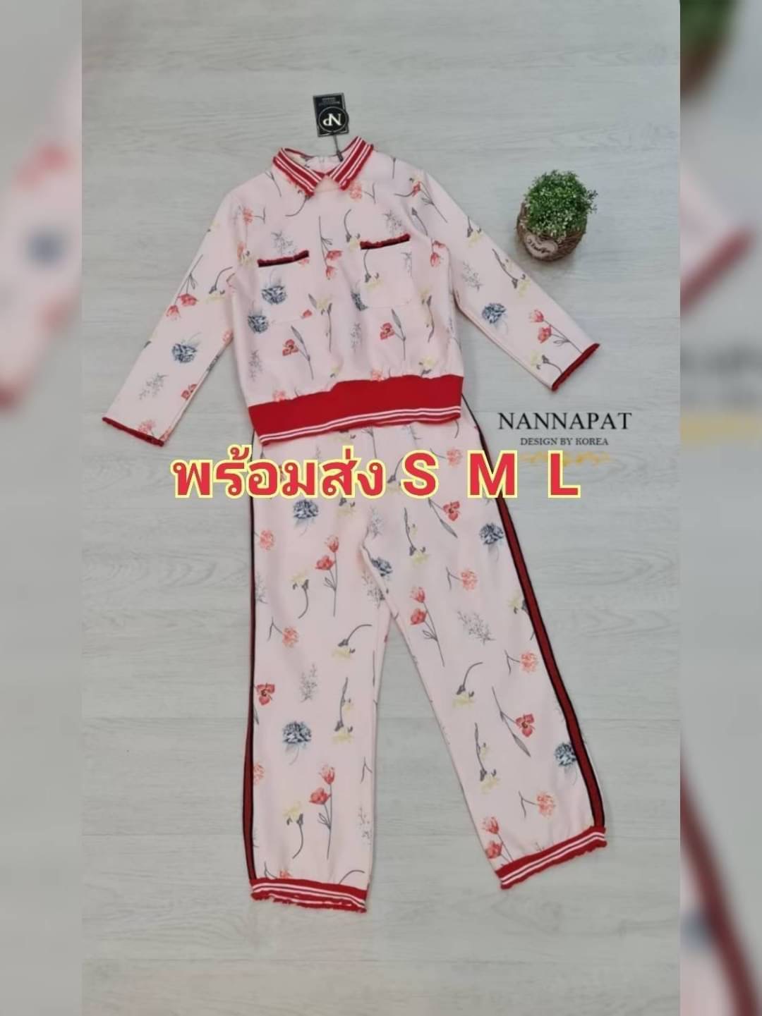 Set 2 ชิ้น สวยหรู ดูดีมีราคา รับลมหนาวพอดีเลยนะคะ ดารา-เซเล็ป ใส่กันเยอะคะ ผ้าหนานุ่มใส่สบาย มีซับในอย่างดี เสื้อซิปหลัง แต่งกระเป๋าคู่หน้า กางเกงทรงสวยเป๊ะ ลายกราฟฟิกดอกไม้สีสวยละมุน ราคานี้ห้ามพลาดนะคะ เห็นงานจริงต้องว้าวแน่นอนคะ