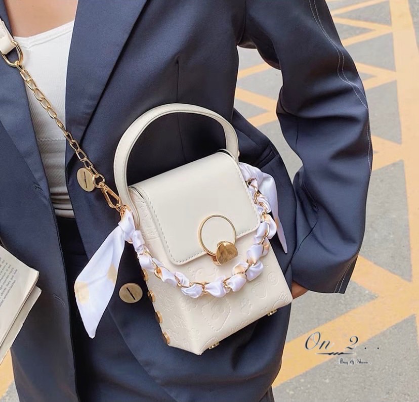 กระเป๋าสะพายข้างทรงกล่อง ไซส์มินิสะพายง่ายแมทเข้ากับทุกลุค สายสะพายยาวครอสบอดี้ได้ค่ะ ใส่โทรศัพท์ใส่ของจุกจิก