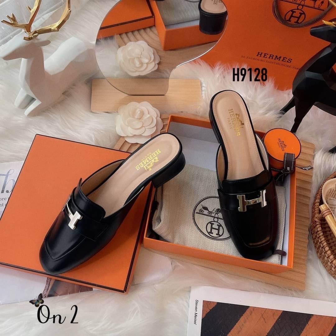 HERMES รองเท้าทรง slipper หน้าH สีเงินสวยหรู ทรงสวยอัพลุคให้ดูแพง ดูดี เสริมส้นเล็กน้อยสูง4cm.หนังนิ่มใส่สบายไม่กัดไม่บีบเท้าค่ะ