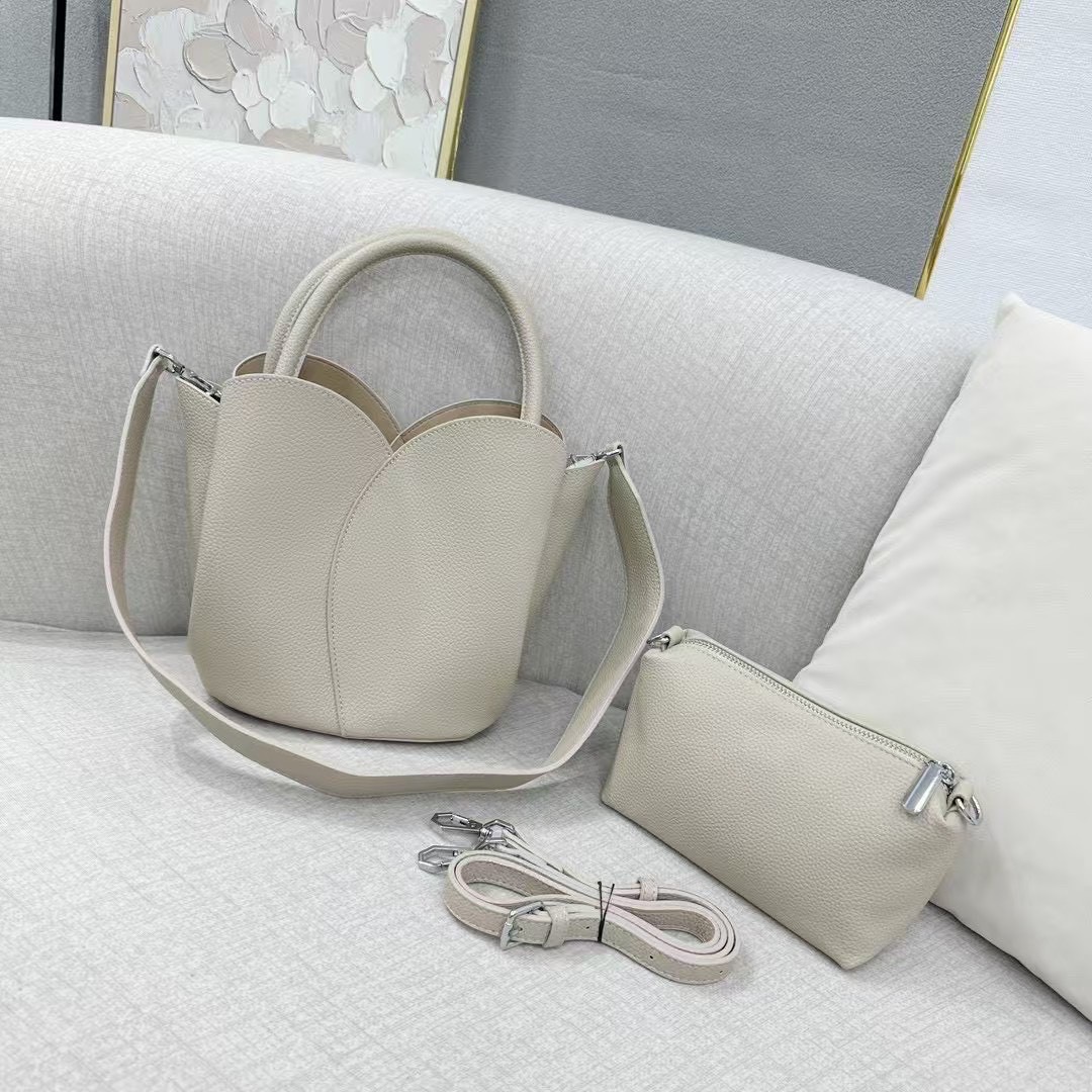 Classic Working PU Bag ▪️กระเป๋าถือ &สะพายข้าง ทรงดอกทิวลิป ทรงสวยมากวัสดุเป็นหนัง PU Premium มีกระเป๋าใบเล็กให้ 1ใบ และมีสายยาวให้ 2 เส้น
