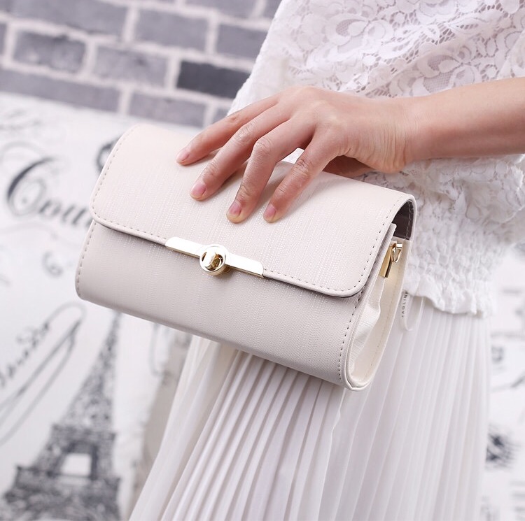 กระเป๋าสตางค์ กระเป๋าคลัชมือ กระเป๋าสะพายข้าง สีดำ เนื้อสวย เรียบหรู คุณหนูมากๆคะ size :ยาว19*สูง12*หนา 6cm