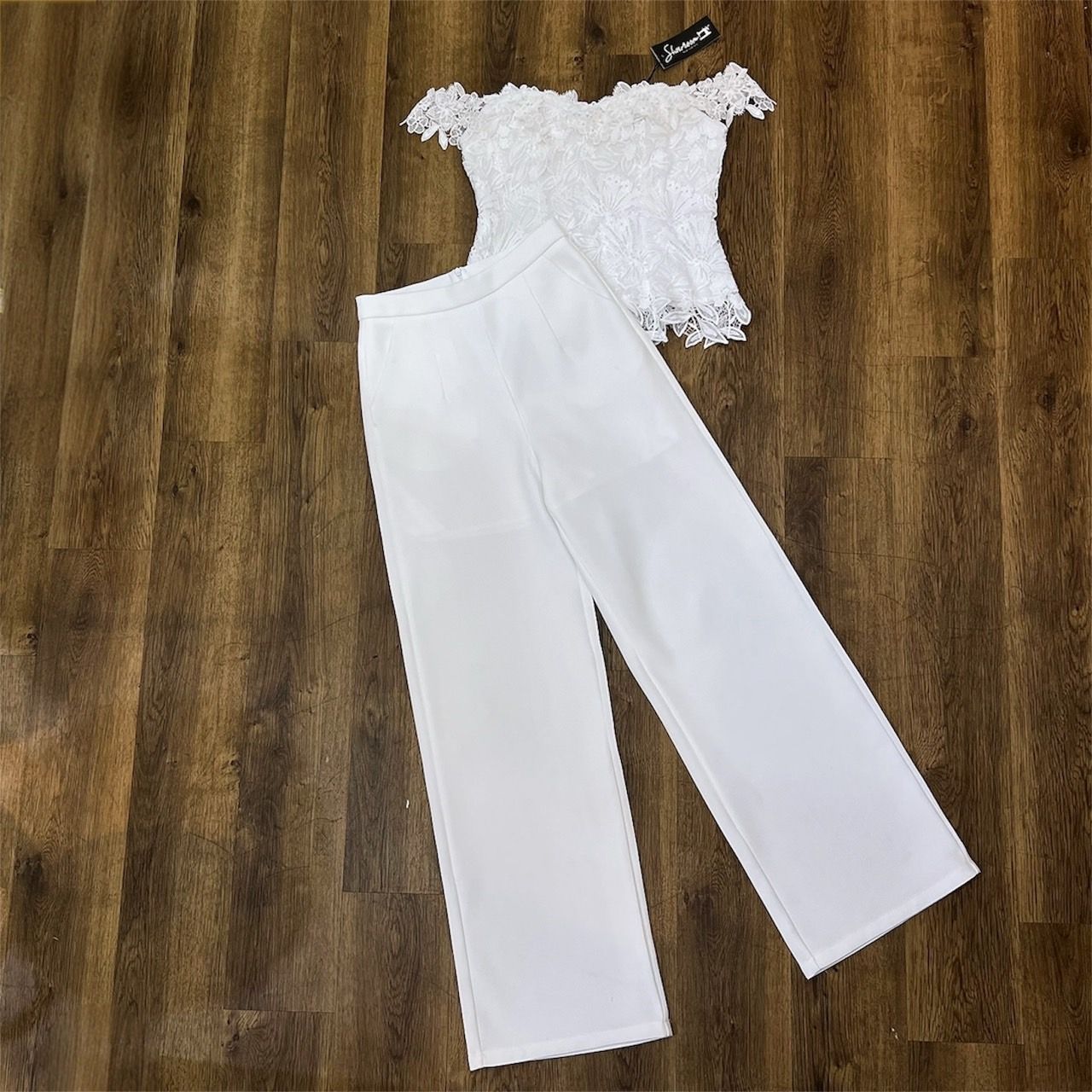 ชุดเซทแฟชั่น เซ็ตเสื้อลูกไม้ปาดไหล่ซิปหลัง มาพร้อมกางเกงขายาวสีขาวทรงสวย