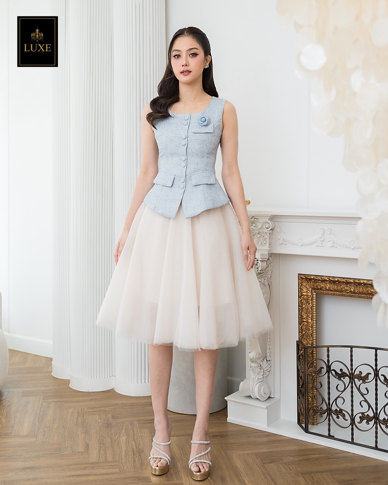 เสื้อแฟชั่น เสื้อกั๊กแขนกุด ติดกระดุมผ่าหน้า แต่งกระเป๋าและเข็มกลัดดอกไม้