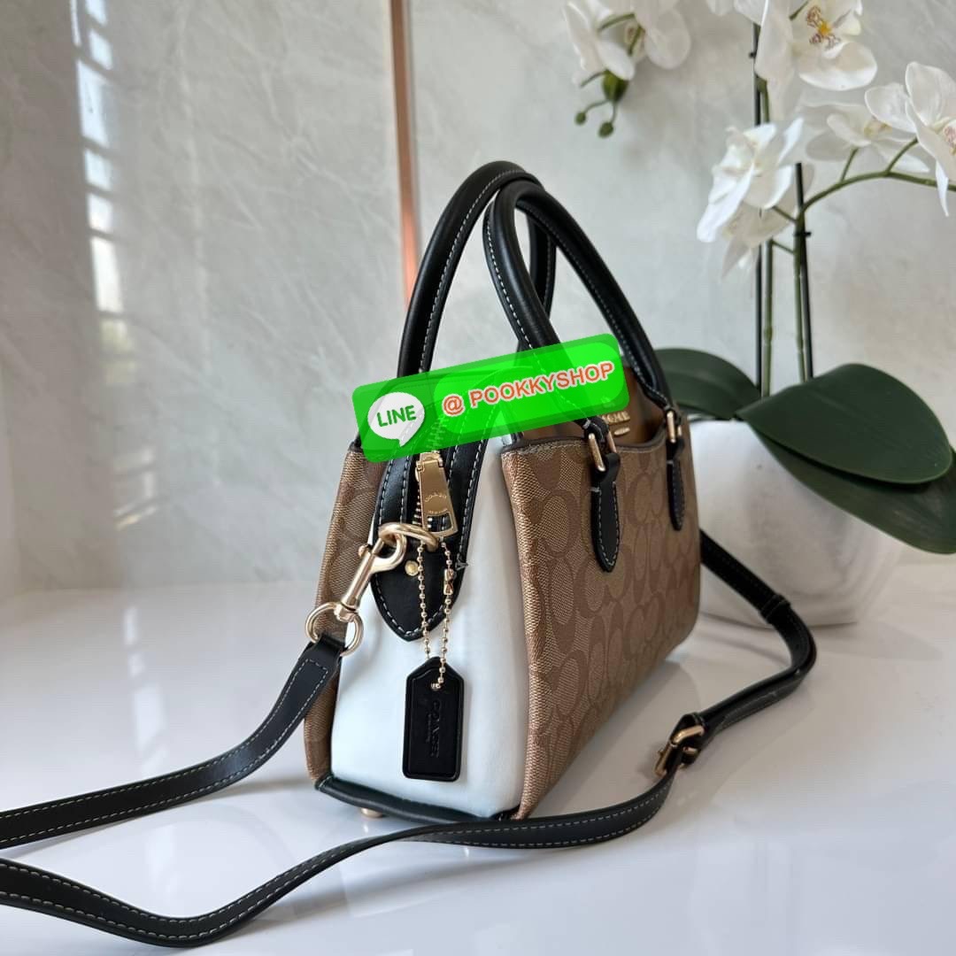 COACH MINI DARCIE CARRYALL IN BLOCKED SIGNATURE CANVAS (CH287) 👜คอลเลคชั่นใหม่สุดปัง ลุคคุณนายจะถือหรือสะพายข้างก็เริ่ดคะ รูปทรงถังไซส์เล็กวัสดุแคนวาสตัดหนังแท้ สายสะพายข้างถอดออกได้ มีหูหิ้วในตัว ภายในเป็นช่องโล่ง กว้างมีช่องแบ่งสัดส่วนใส่ของได้ค