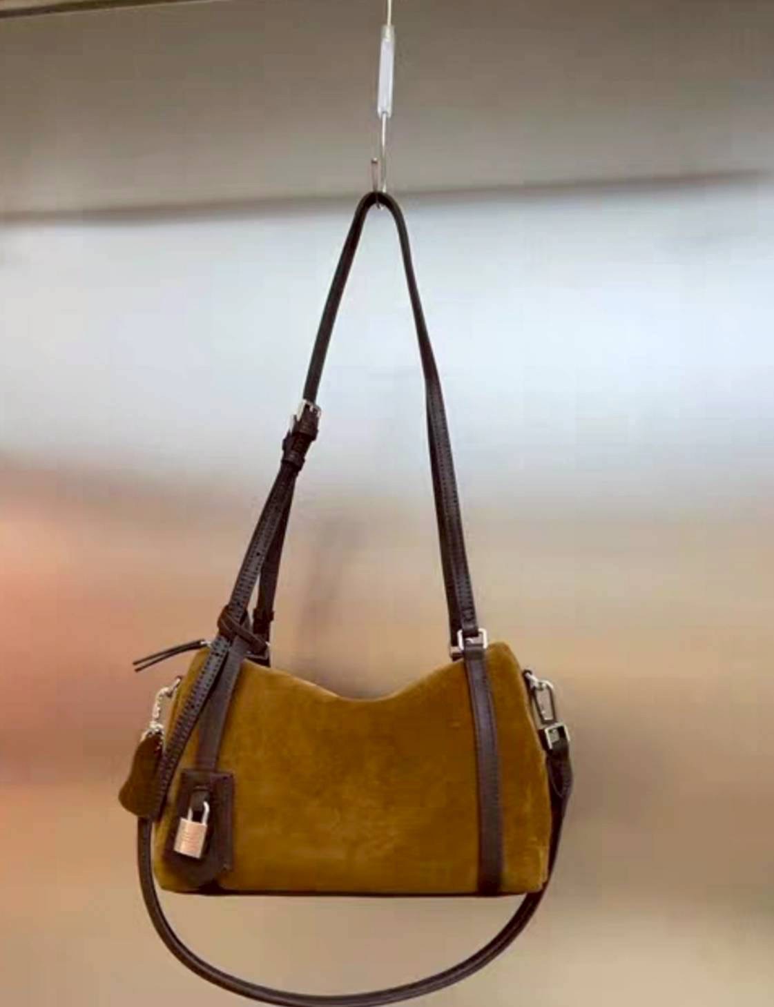 กระเป๋าทรง hobo suede bag ดีไซน์เรียบแต่ดูแพงสุดๆ งานหนังกลับนุ่มมือ ผสมกับสายหนังเรียบเนียนคุณภาพดี ให้ฟีลหรูมีคลาสแบบมินิมอลยุโรป ใบนี้ใช้งานได้จริงทุกวัน ดูดีทั้งถือและสะพาย ทรงนิ่มแต่ไม่ย้วย มีโครงเล็กน้อยช่วยให้ตั้งสวย ช่องซิปหลักเปิดกว้าง หยิบของง่า