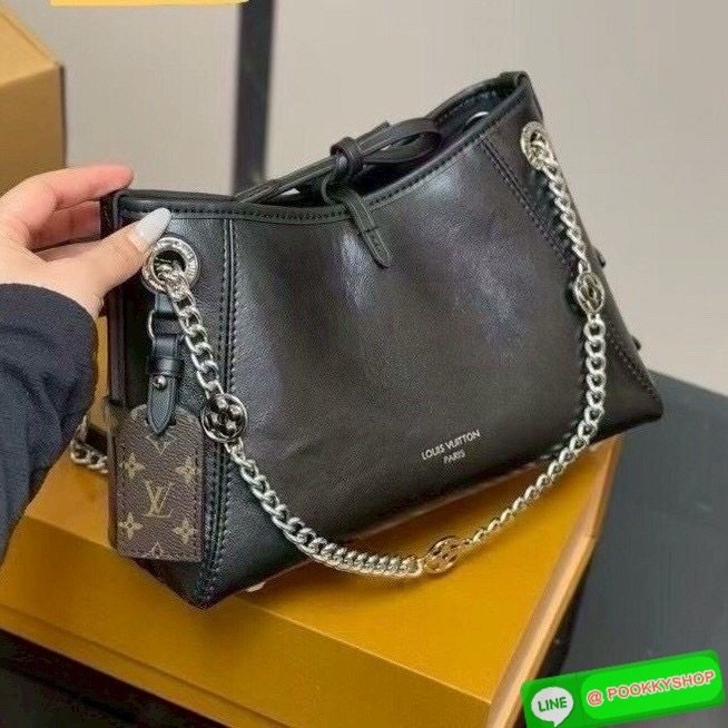 🕊️ พร้อมส่ง | LV CarryAll Vibe BB ใหม่ล่าสุด กระเป๋าสะพายทรงโท้ทไซส์เล็ก สวยหรูดีไซน์เรียบง่ายคลาสสิค ดูผู้ดี มาพร้อมใบลูกลายโมโนแกรมสุดไอคอนิก รูปทรงสวยตลอดกาล ใช้ได้กับทุกลุค ทุกโอกาส ภายในโล่งกว้างมาก ใส่ของสำคัญได้ครบแน่นอนจ้า