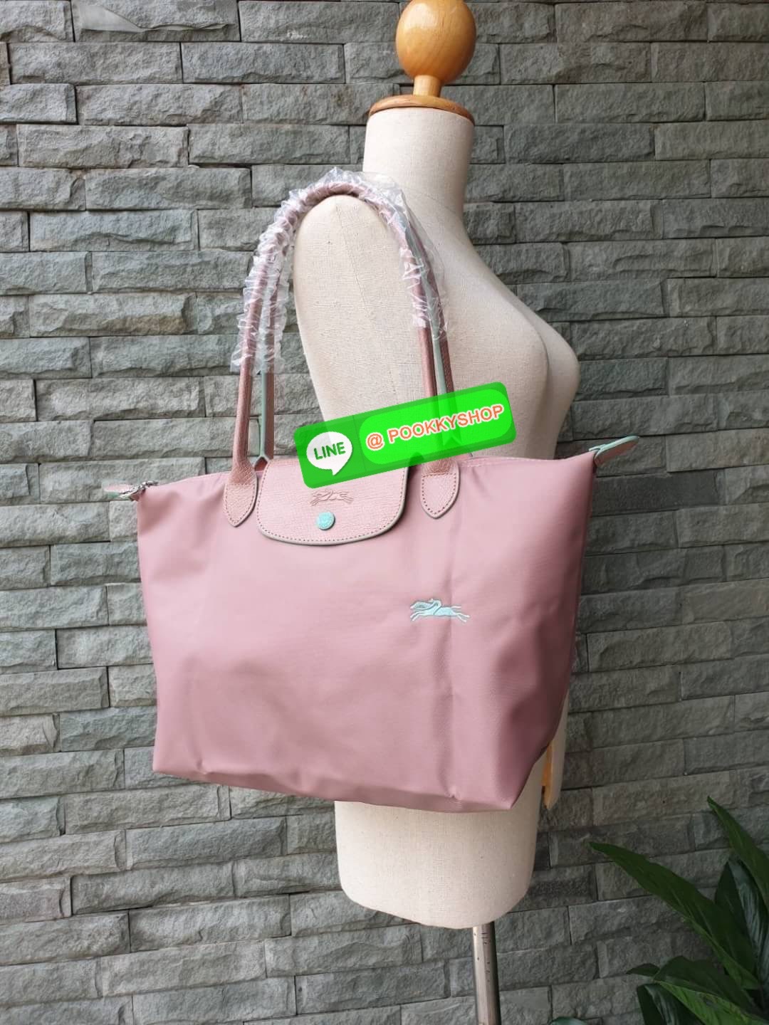 Longchamp Le Pliage Club Tote Bag Size S หูยาว วัสดุเนื้อผ้า Nylon Canvas เคลือบกันนำ้ ตัดด้วยหนังแท้ที่มีน้ำหนักเบา ดีไซน์เรียบง่ายแต่เต็มไปด้วยความคลาสสิก จนเป็นที่ชื่นชอบไปทั่วโลก Longchamp ปรับโฉม LE PLIAGE ด้วยการปักลายรูปม้า-ตราสัญลักษณ์ของแบรนด์บนผ