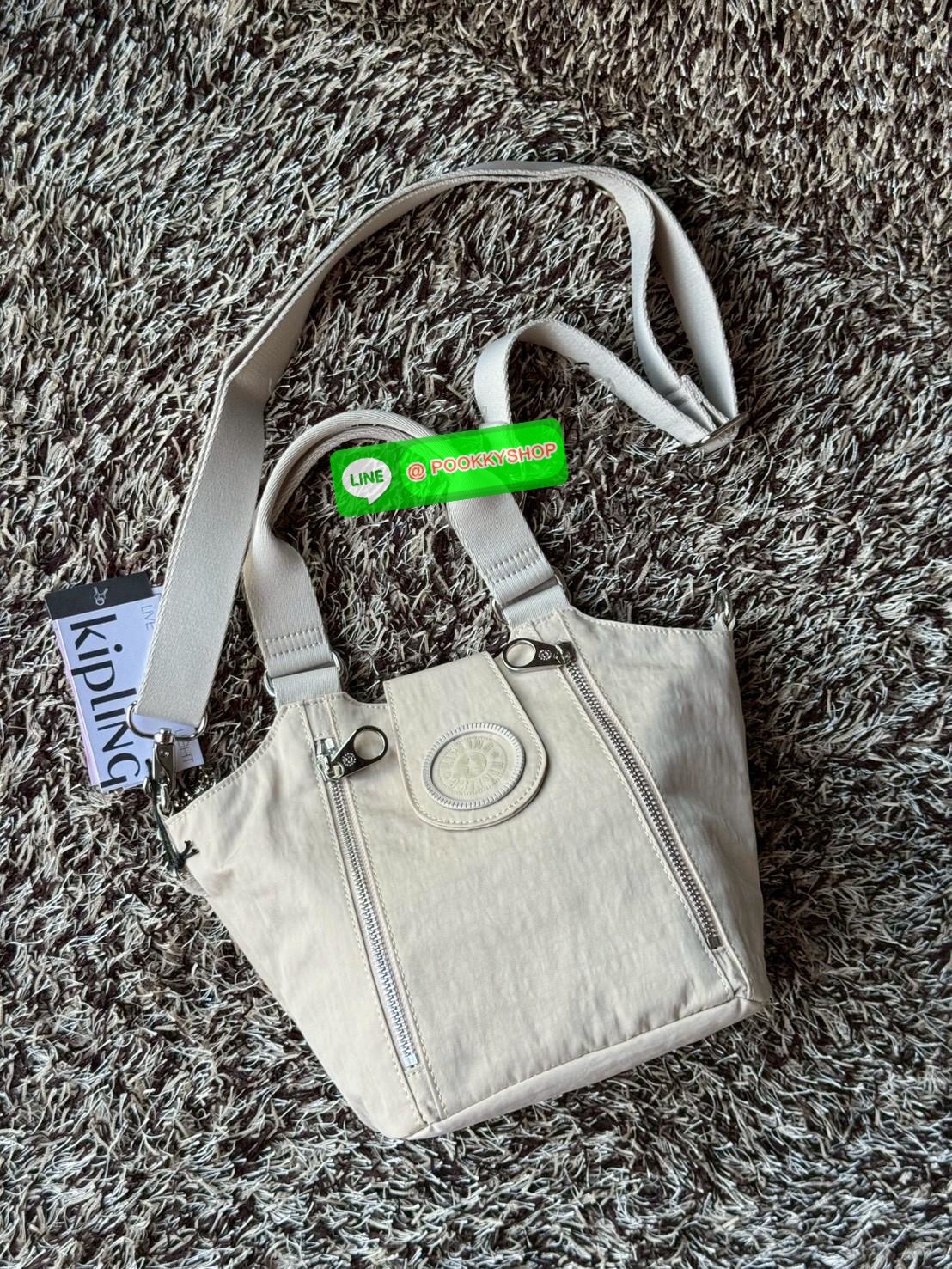 Kipling RECICELY S กระเป๋าสะพายข้างขนาดเล็กของ Kipling Recicely รุ่นนี้เหมาะอย่างยิ่งสําหรับการสวมใส่ในชีวิตประจําวันด้วยกระเป๋าซิปด้านในและกระเป๋าซิปด้านหลัง นอกจากนี้ยังมีสายปรับได้และถอดออกได้ ดังนั้นคุณสามารถ ใช้งานได้หลายรูปแบบ มีDetail โลโก้ ด้านหน้