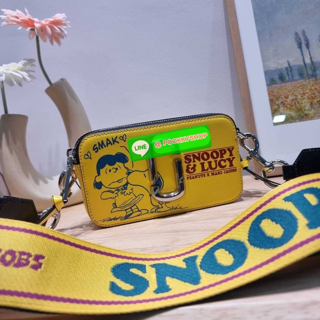 PEANUTS × MARC JACOBS THE SNAPSHOT CROSSBODY BAG คอลเลคชั่นแสนคิวท์ ที่ยกขบวนเหล่าซุปตาร์การ์ตูนมาให้แบบจัดเต็ม กับไอเท็มยอดฮิตที่โดดเด่นเป็นเอกลักษณ์ กระเป๋าสะพายข้างสุดปัง ดีไซน์ลายพรินท์แก๊งค์การ์ตูนสุดฮอต เรียกได้ว่าไม่ซ้ำใคร!! วัสดุหนังวัว สวยอยู่ทรง