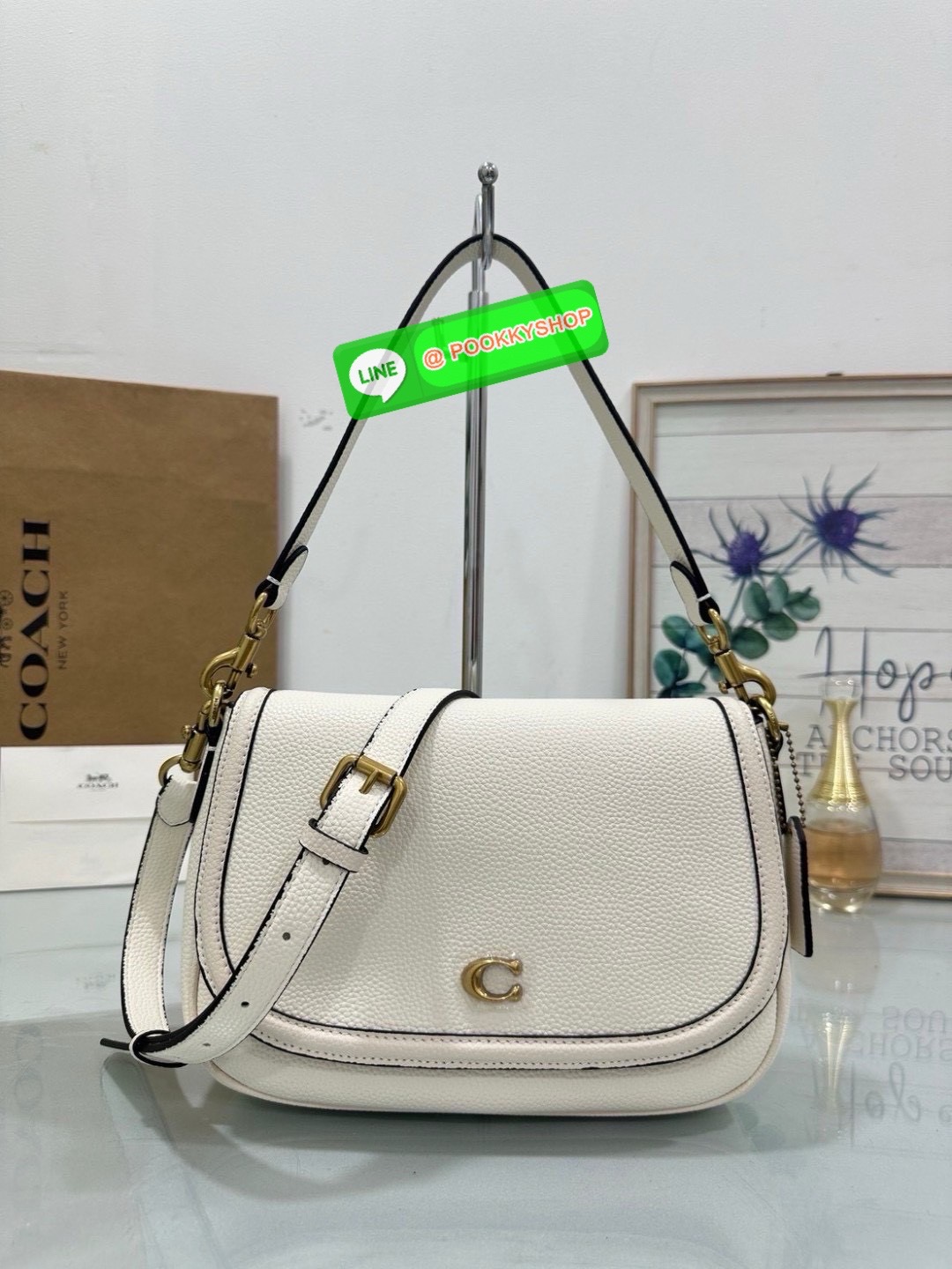 เรียบ หรู แต่ดูแพงแบบไม่ตั้งใจ Coach CU099 – Studio Shoulder Bag รุ่นฮิตสุดมินิมอล ตัว C เล็กหรูบนหนังสีคลาสิค ทรงสวยสะพายได้ทั้งถือไหล่และ crossbody ไม่ว่าจะใส่ลุคไหน… ก็เปลี่ยนเป็นลุคคุณหนูมีคลาสได้ในพริบตา