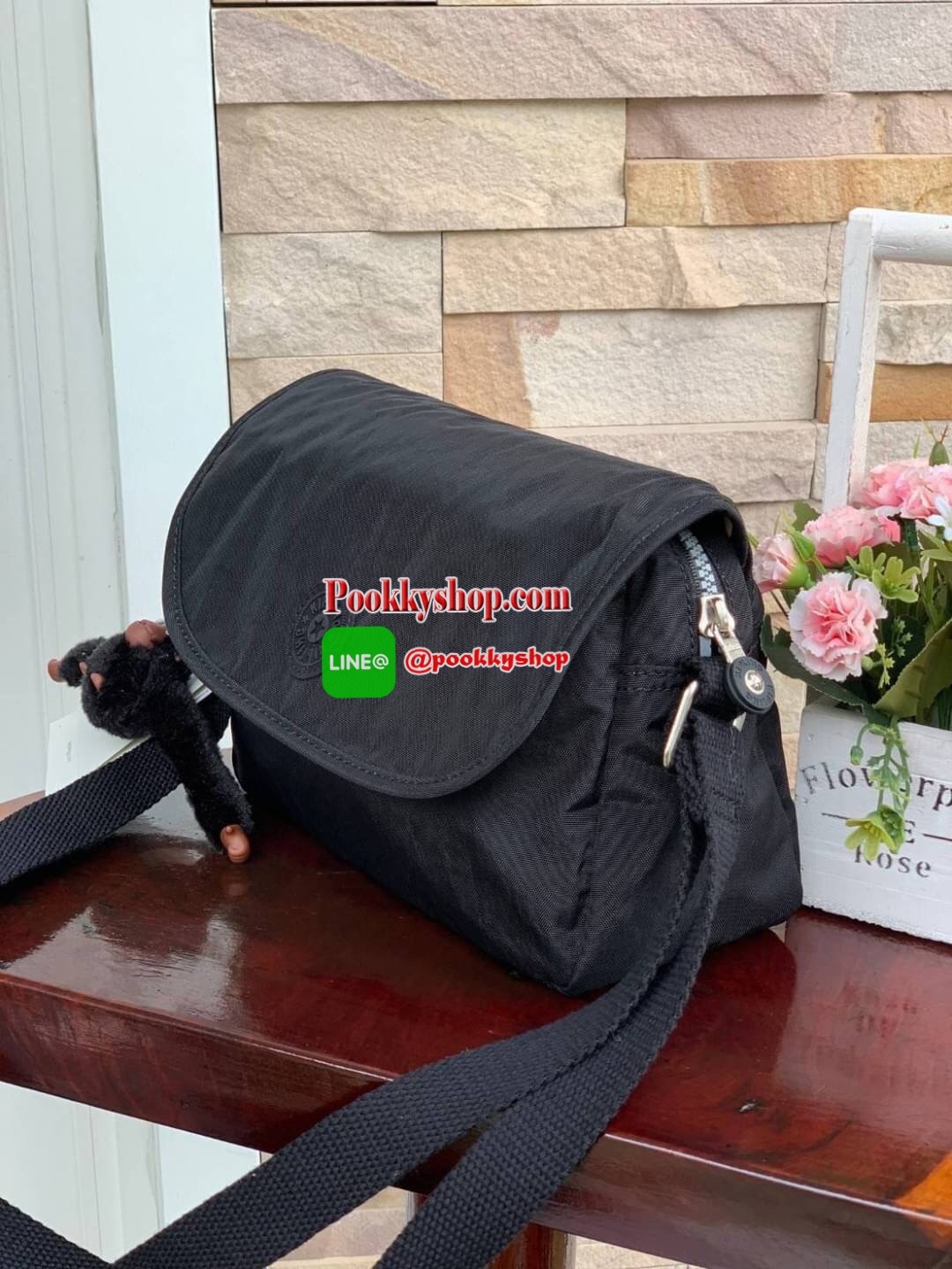 Kipling Cayleen Shoulder CrossbodyBag กระเป๋าสะพายที่สะพายได้ทั้งสายคู่และสายเดี่ยว เปืดปืดด้วยกระดุมแม่เหล็ก และซิปภายใน วัสดุpolymide100% น้ำหนักเบา สามารถใส่มินิไอแพค กระเป๋าสตางค์ยาวได้ ขนาดกลาง มีช่องซิปใช้งานทั้งภายในและภายนอก มีช่องใส่ของจุกจิก สะด
