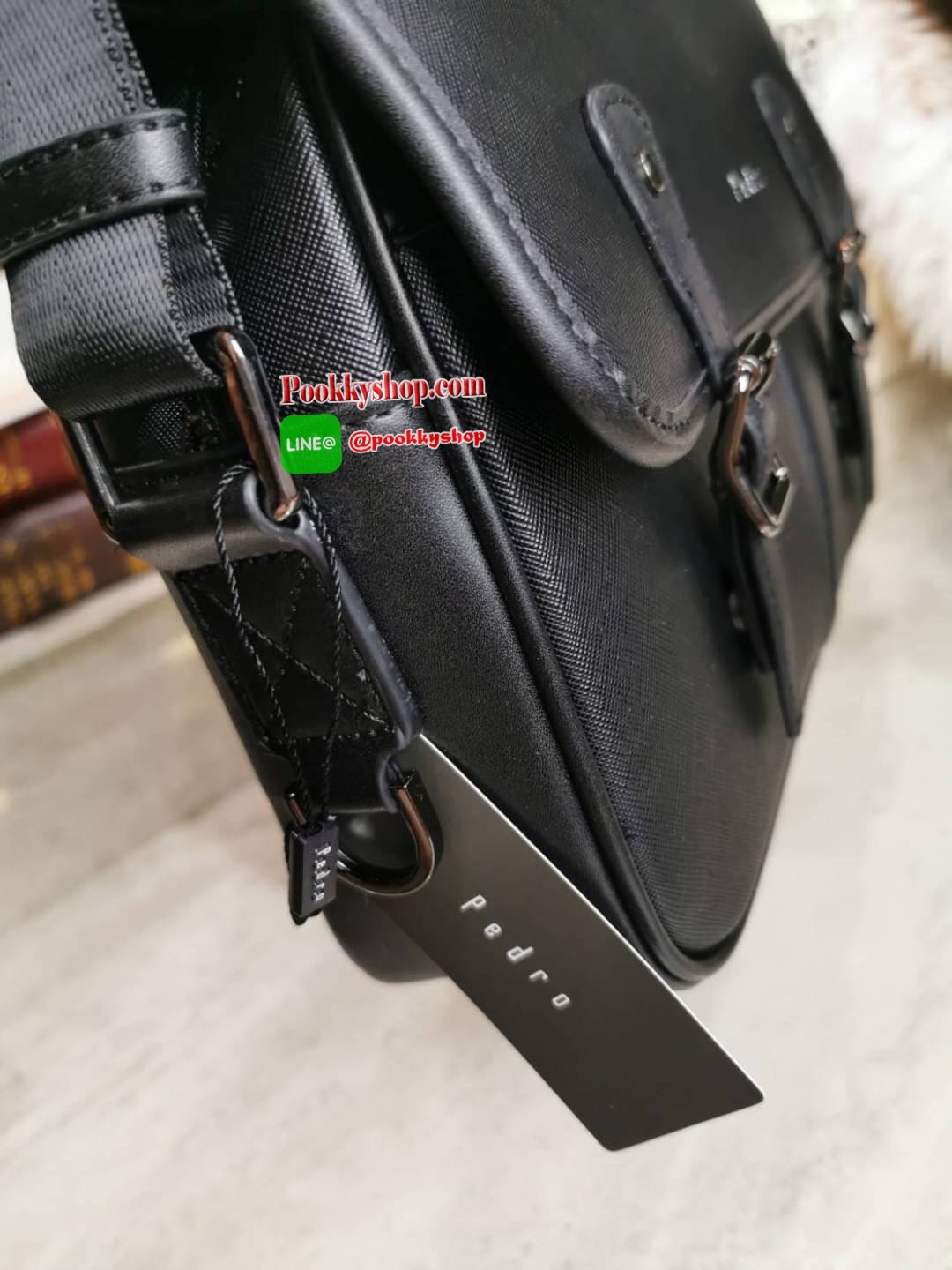 NEW ARRIVAL! PEDRO SAFFIANO MESSENGER BAG รุ่นใหม่ชนช็อปจาก Pedro แบรนด์ดังการันตรีคุณภาพด้วยเครือ Charles&Keith วัสดุหนัง Saffiano สวยหรูอยู่ทรงแข็งแรงไม่ย้วยเปิดปิดด้วยฝาปิดกระดุมแม่เหล็กพร้อมซิปด้านในสะดวกใช้ ด้านหน้าและด้านหลังยังมีช่องใส่ของ ขนาดกำลั