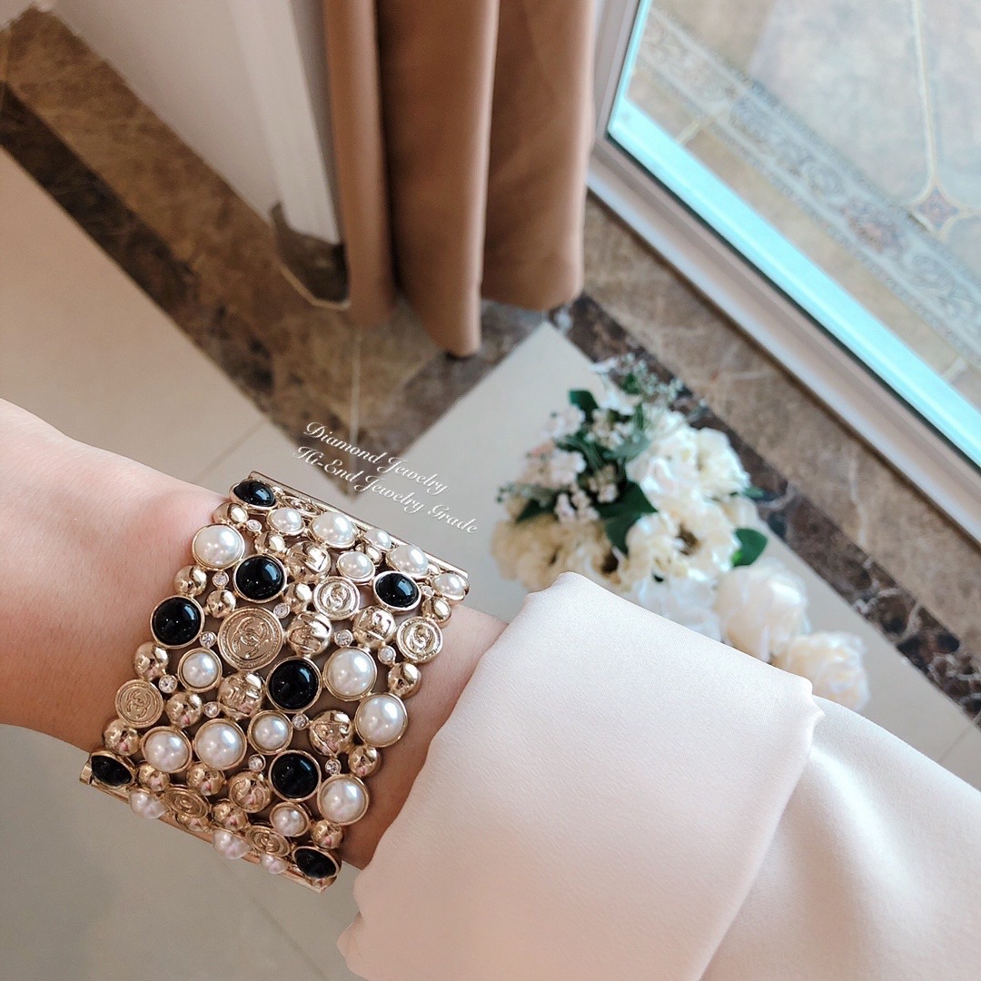 Super Hi-End Quality !!! ((งาน 1:1 เกรดดีที่สุดในท้องตลาด)) Chanel Cuff คอล 2019 ใหม่ล่าสุด จัดให้ตามคำขอจ้า พร้อมส่งเลยจ้า chanel cuff ตัวกำไลอะไหล่ stainless สีทองเฉดอ่อนเกรดคุณภาพ top premium ตัวกำไลมีน้ำหนักน้า ไม่เบาก๊องแก๊งเหมือนงานถูกๆ ค่ะ อะไหล่ทอ