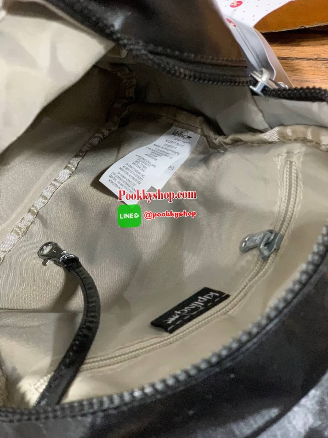 Kipling City Pack Backpack วัสดุPolyamide100% เป้ขนาดกลาง ที่เปิดปิดด้วยตัวล็อค2ชั้นด้วยกระดุมแม่เหล็กและซิป มีช่องใช้งานหลายช่องรวมถึงช่องซิปด้านหน้า มีลูกเล่นที่ด้านหลังมีช่องซิปสำหรับเก็บของและเก็บสายเป้ได้ หรือใช้สายจากเป้สะพายไหล่ได้ ประดับด้วยพวงกุญ