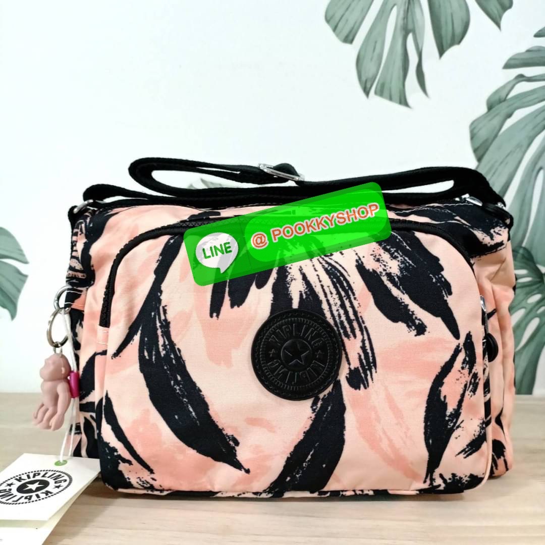 KIPLING RETH CROSSBODY BAG วัสดุ Nylon+polyester กระเป๋าสะพายข้างหรือ สะพาย Crossbody ได้ เปิด-ปิด ด้วยซิปปั๊มแบรนด์ที่หางซิป พร้อมช่องช่องหน้าแยกใส่ของใช้เล็กๆ น้อยๆ ได้ ช่องหลัก 2 ช่อง ด้านในโล่งกว้าง สามารถจุสัมภาระได้เยอะ มีช่องซิปด้านในและสายคล้องพวง