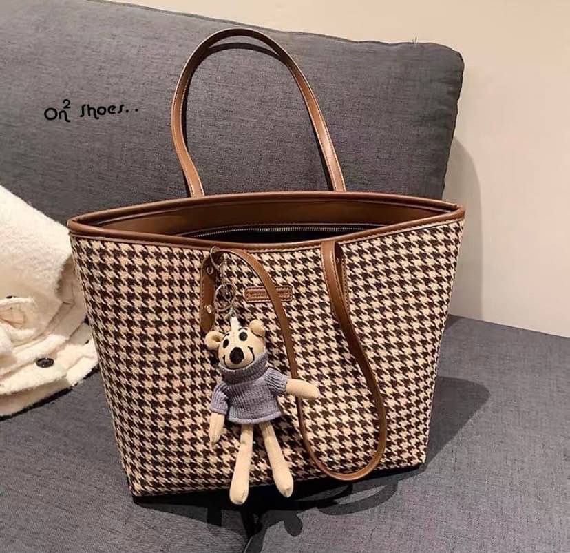 กระเป๋าสะพายแฟชั่นทรงชอปปิ้ง หนังลายชิโนริ ใบใหญ่จุของได้เยอะเลย มาพร้อมพวงกุญแจหนูพร้อมส่งน้า