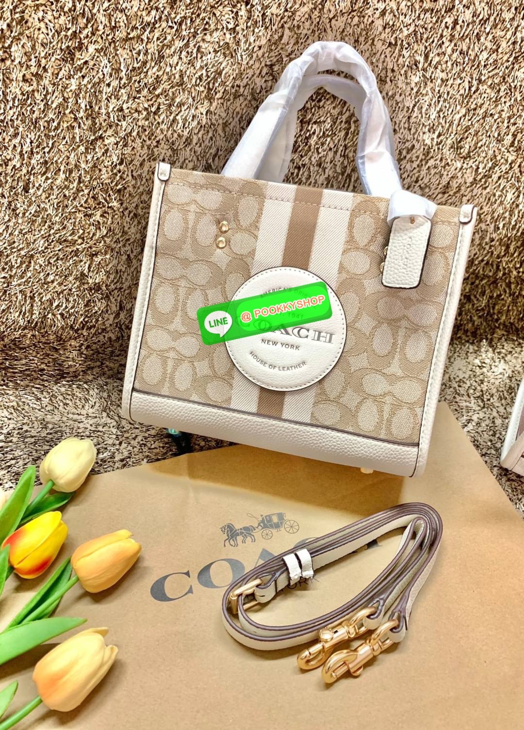 COACH DEMSEY TOTE IN SIGNATURE JACQUARD WITH COACH PAT ((C8417//C5115)) พร้อมส่งที่ไทย ห้ามพลาด สีน้องสวยมากๆค่ะ กระเป๋าทรงTote ขนาดพอดีลำตัว ใช้วันไหนๆก็เหมาะมากค่ะ วัสดุJacquard ทอลายแบรนด์ ตัดขอบหนังแท้ สวยงามมากๆค่ะ ด้านหน้าจะมีป้ายวงกลมโลโก้แบรนด์อัน