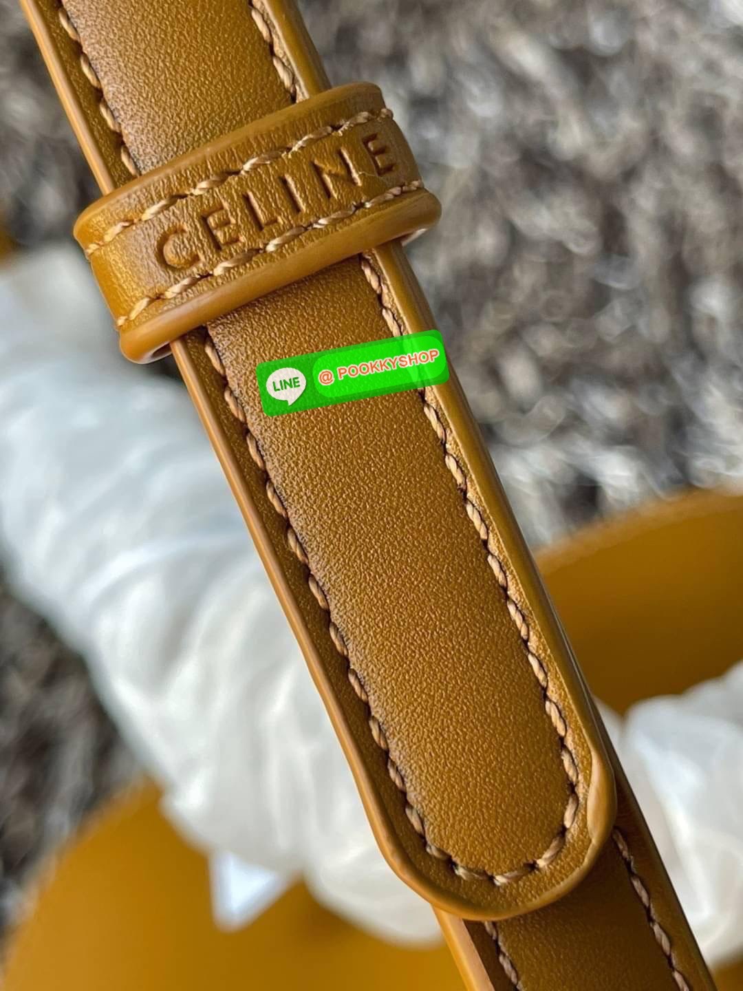 💕Celine MEDIUM TRIOMPHE BAG IN SHINY มีรูปทรงเป็นกล่องคล้ายกับกระเป๋า Classic Box แต่มีการออกแบบโลโก้ที่สะดุดตาแบบวินเทจ ด้วยดีไซน์ที่ดูโฉบเฉี่ยว แต่คงความคลาสสิคอย่างเต็มเปี่ยม ทำให้เป็นที่ดึงดูดความสนใจของสาวๆ สายสะพายสามารถปรับระดับได้ มีความคล