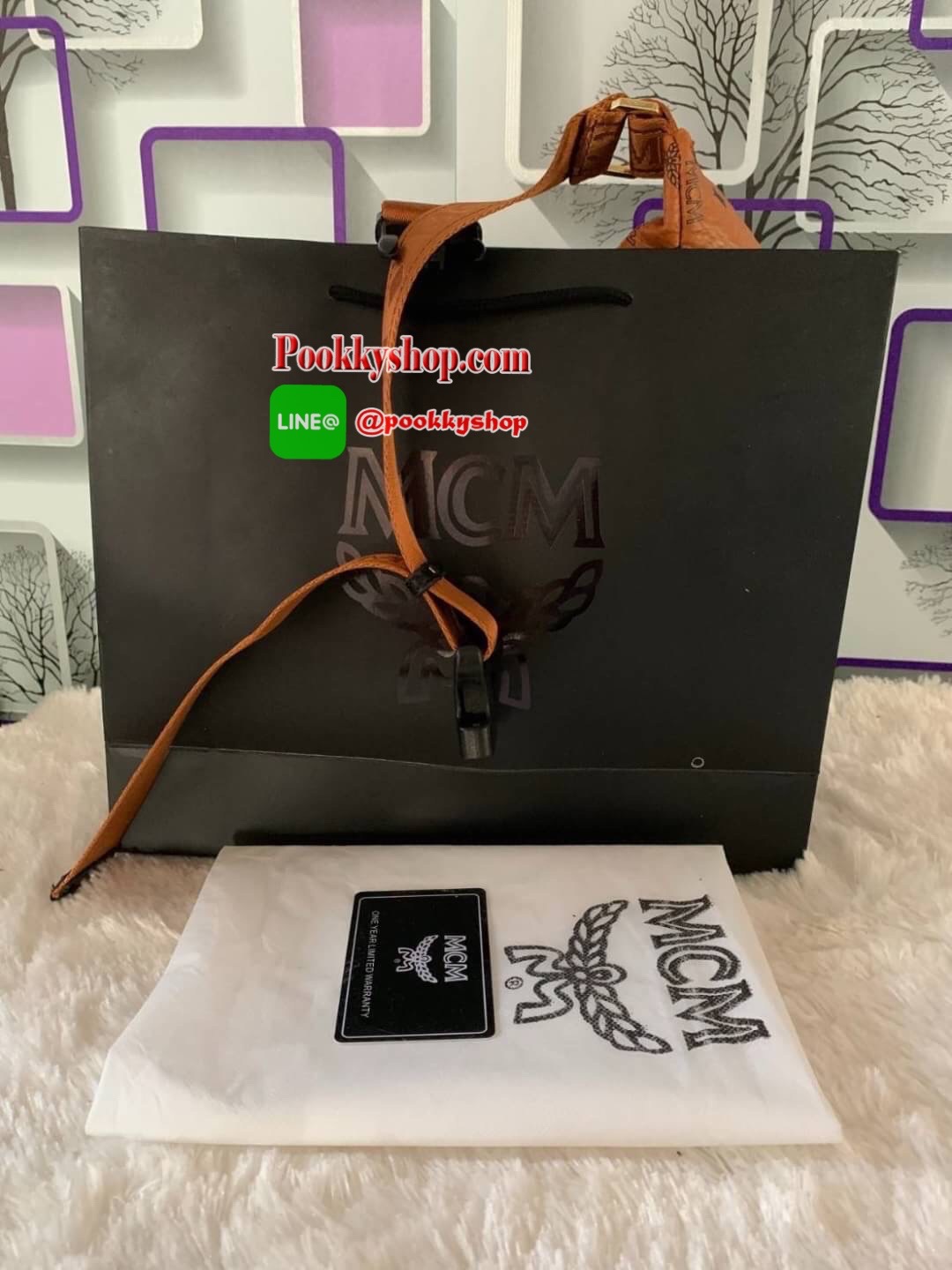 MCM Fursten ลาย Visetos กระเป๋าคาดอก/เอว ที่เข้ากับทุกไลฟ์สไตล์ จะคาดรอบเอวหรือพาดลำตัวก็ให้ลุคสตรีทแบบทันสมัย วัสดุหนังสังเคราะห์เคลือบผิวลาย Visetos หนังดีมากๆ ค่ะเปิด-ปิดด้วยซิป 2 ทาง ด้านหลังมีช่องซิปยาว 1 ซิป ด้านในโล่งกว้าง และมีช่องสำหรับเก็บของจุก