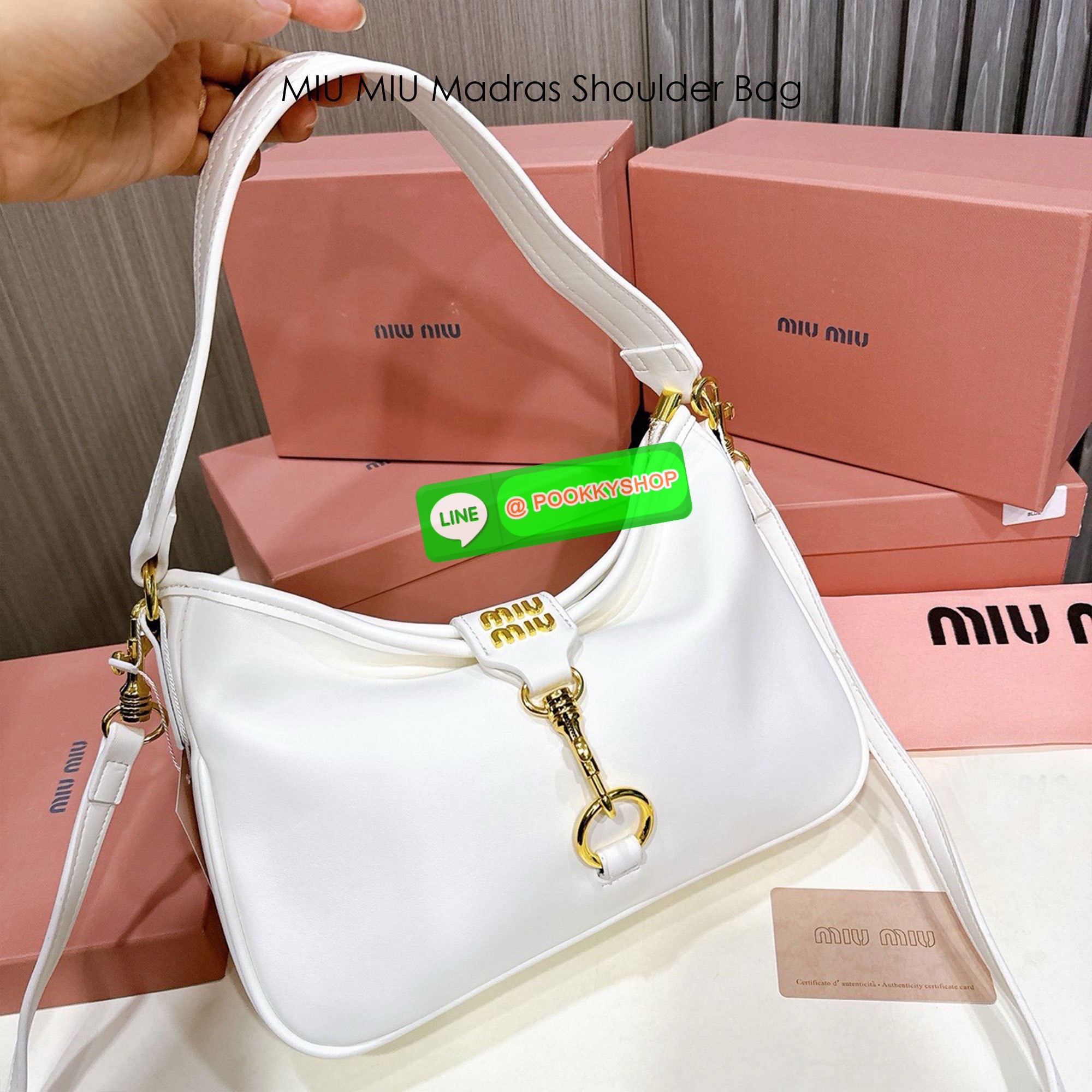 MIU MIU Madras Shoulder Bag กระเป๋าสะพายไหล่ทรงเก๋เรียบหรูดูแพงดูลัคชู ดีไซน์ใช้งานง่าย โดดเด่นด้วยห่วงเกี่ยวด้านหน้าสีทอง ประดับโลโก้สวยหรู คอลเลคชั่นตัวแม่ พร้อมสายสะพายข้าง ใช้งานได้หลากหลายสไตล์มากๆ ภายในเป็นช่องโล่งจุของได้เยอะ สะพายไปทำงาน ไปเรียน ไ