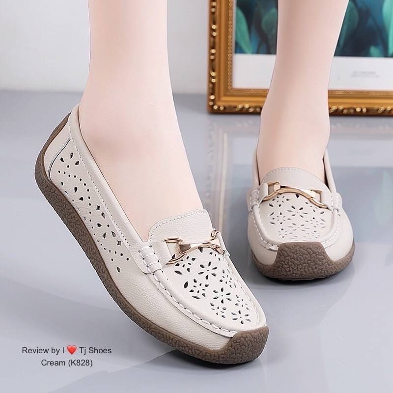 พร้อมส่งรุ่นนี้เกร๋มาก ขายดีมากบอกเลยจ้า !!! รองเท้าผ้าใบเพื่อสุขภาพนำเข้า น้ำหนักเบา หนังนิ่มมากๆ สวมใส่ง่ายใส่นิ่มสบายสุดๆ ส้นยางอย่างดีช่วยลดแรงกะแทกได้ดี จับแมทกับชุดง่าย ใส่แล้วดูเกร๋มากๆ แถมใส่ได้ตลอด ไม่มีเอ้าท์ ของจริงงานดี สวยตรงปกแน่นอน เพราะทาง