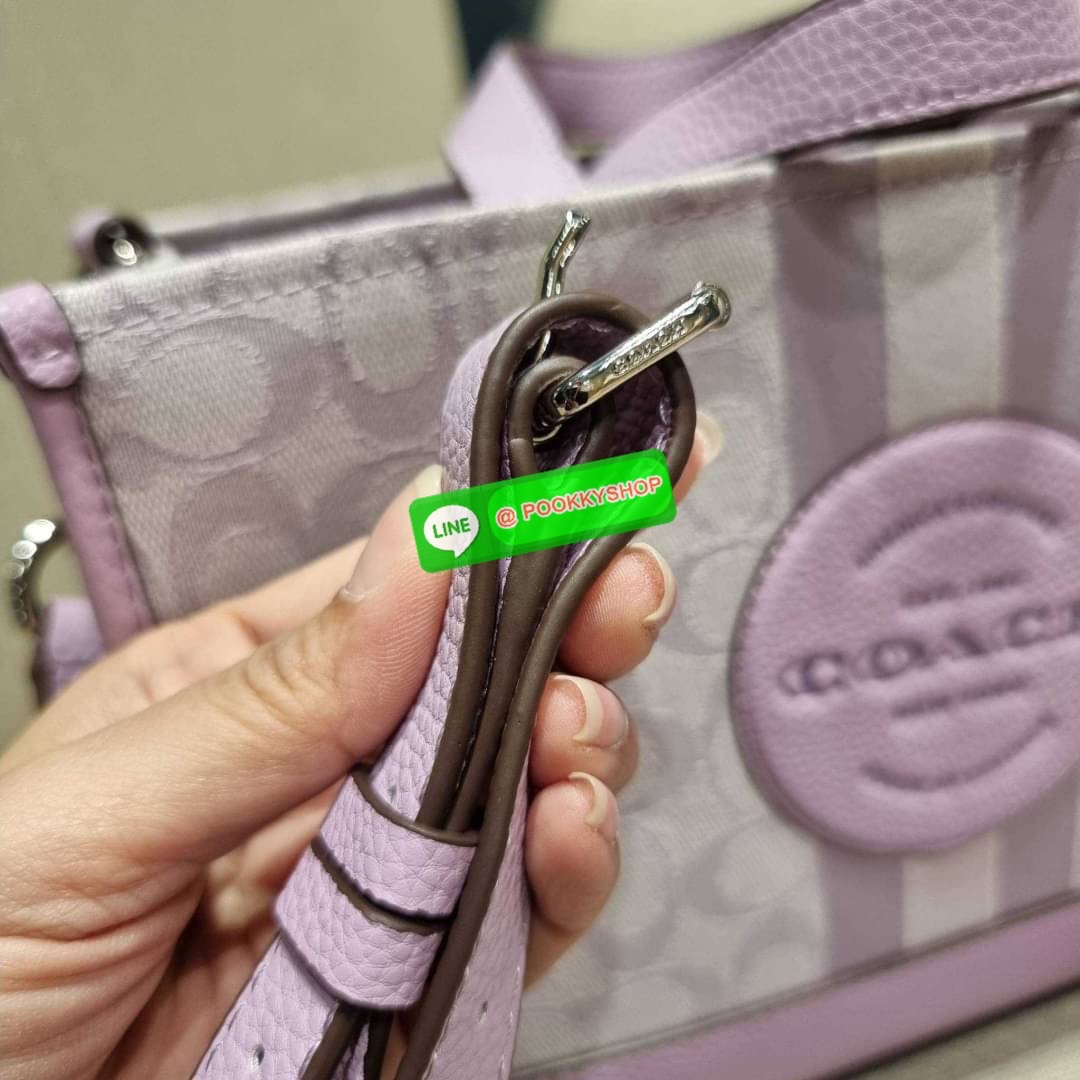 COACH C8448 DEMPSEY CARRYALL IN SIGNATURE JACQUARD WITH PATCH ใบใหญ่ จุใจ คอลเลคชั่นสุดปัง สีที่สาวๆรอคอย ละมุนเกินเบอร์ สวยคม มีความหรูในตัว กับกระเป๋าทรงโท้ท ไซส์ใหญ่ที่สามารถจุของได้แบบไม่ต้องกังวล ฟังก์ชั่นการใช้งานสะดวกที่สุด มีทั้งสายคล้องในตัว และส