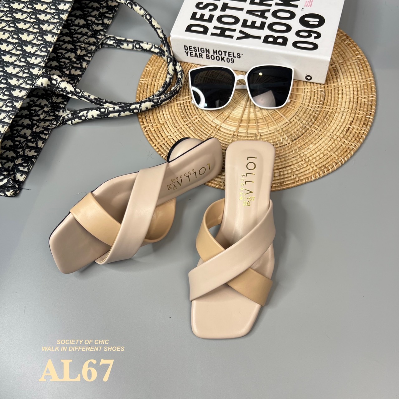 เน้นใส่สบายเดินทั้งวันแบบไม่เมื่อย ส้นมาการองสูงเพียง 1.5 นิ้ว หน้าสวมหนังนิ่ม แบบไขว้ แต่งสีทูโทน 5 สี เบาๆ ใสๆ ใส่ได้ทุกสีผิว