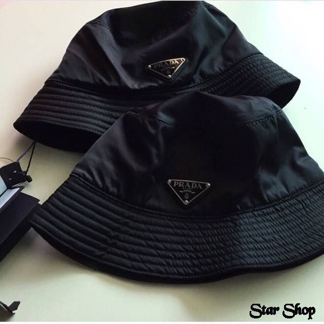 (n)(e)(w) พร้อมส่ง หมวก Prada Wow... มาแล้วคะ หมวกทรงบักเกตแบรนด์ Prada เป็นหมวกที่เหล่าดาราเซเลปล้วนต้องมี วัสดุอย่างดีกันน้ำ งานเกรดพรีเมี่ยม ใส่ได้ทั้งชาย-หญิงไม่มีไม่ได้แล้วนะคะ งานมาไม่เยอะคะ จัดโลด