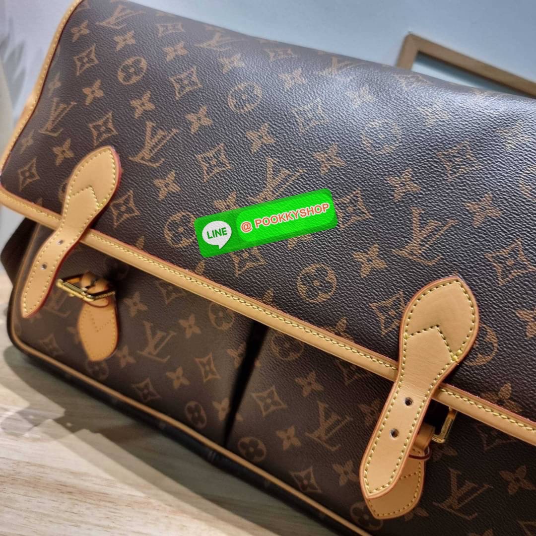 LV GIBECIERE CROSSBODY BAG กระเป๋าสะพายข้างใบใหญ่ ทรงแมสเซนเจอร์ เอาใจหนุ่มๆ ดีไซน์วินเทจ ย้อนยุค คลาสสิคไม่มีเบื่อ วัสดุหนังแคนวาส ทนทาน เปิด-ปิดด้วยสายคาดปรับระดับได้ ภายในมีช่องแบ่งเป็นสัดส่วนอย่างดี มีช่องซิป สายสะพายปรับได้ตามชอบ ใส่ของได้เลยแบบจุใจ