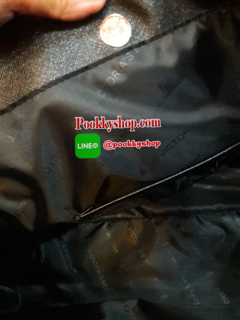 พร้อมส่ง Victoria's Secret Shopping Bag กระเป๋าอเนกประสงค์สุดสวยสะดุดตา วางตั้งได้ ไม่ยุบไม่ย้วย ใส่ของใช้สารพัดในทุกที่ทุกเวลา เปิดปิดง่ายๆด้วยกระดุมแป๊ก ฐานวางตั้งอยู่ทรงมีหมุดรองกระเป๋า พร้อมอักษรแบรนด์สีเงินแวววาวด้วยจ้า
