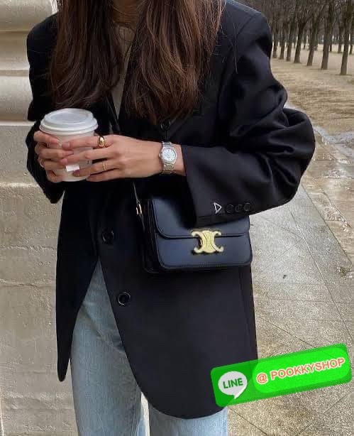 💕Celine MEDIUM TRIOMPHE BAG IN SHINY มีรูปทรงเป็นกล่องคล้ายกับกระเป๋า Classic Box แต่มีการออกแบบโลโก้ที่สะดุดตาแบบวินเทจ ด้วยดีไซน์ที่ดูโฉบเฉี่ยว แต่คงความคลาสสิคอย่างเต็มเปี่ยม ทำให้เป็นที่ดึงดูดความสนใจของสาวๆ สายสะพายสามารถปรับระดับได้ มีความคล