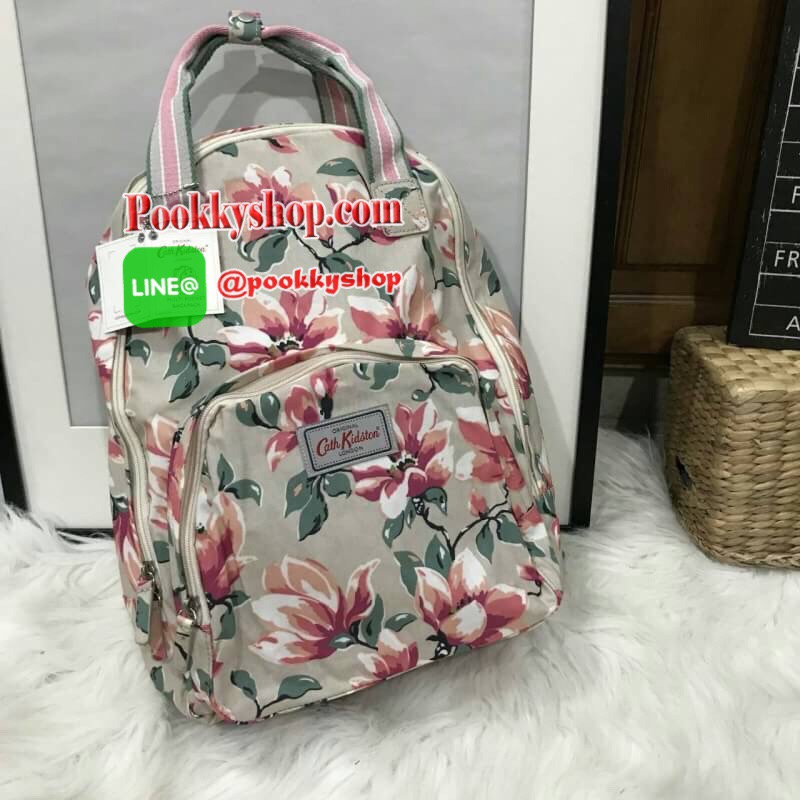 New Arrival cath kidston multi pocket backpack กว่าจะได้รุ่นนี้หายากมากๆนะค่า เพราะในช้อปก็มาเร็วไปเร็วค่า ใบนี้คุ้มมากๆเพราะว่ามีช่องหลักถึง 3 ช่องค่ะ ด้านหลังมีช่องแยกบุนุ่นอย่างดี สามารถใส่แลปท้อปได้ค่ะ ส่วนช่องกลางเป็นช่องสัมภาระใหญ่ แยกเป็นสัดส่วนค่ะ
