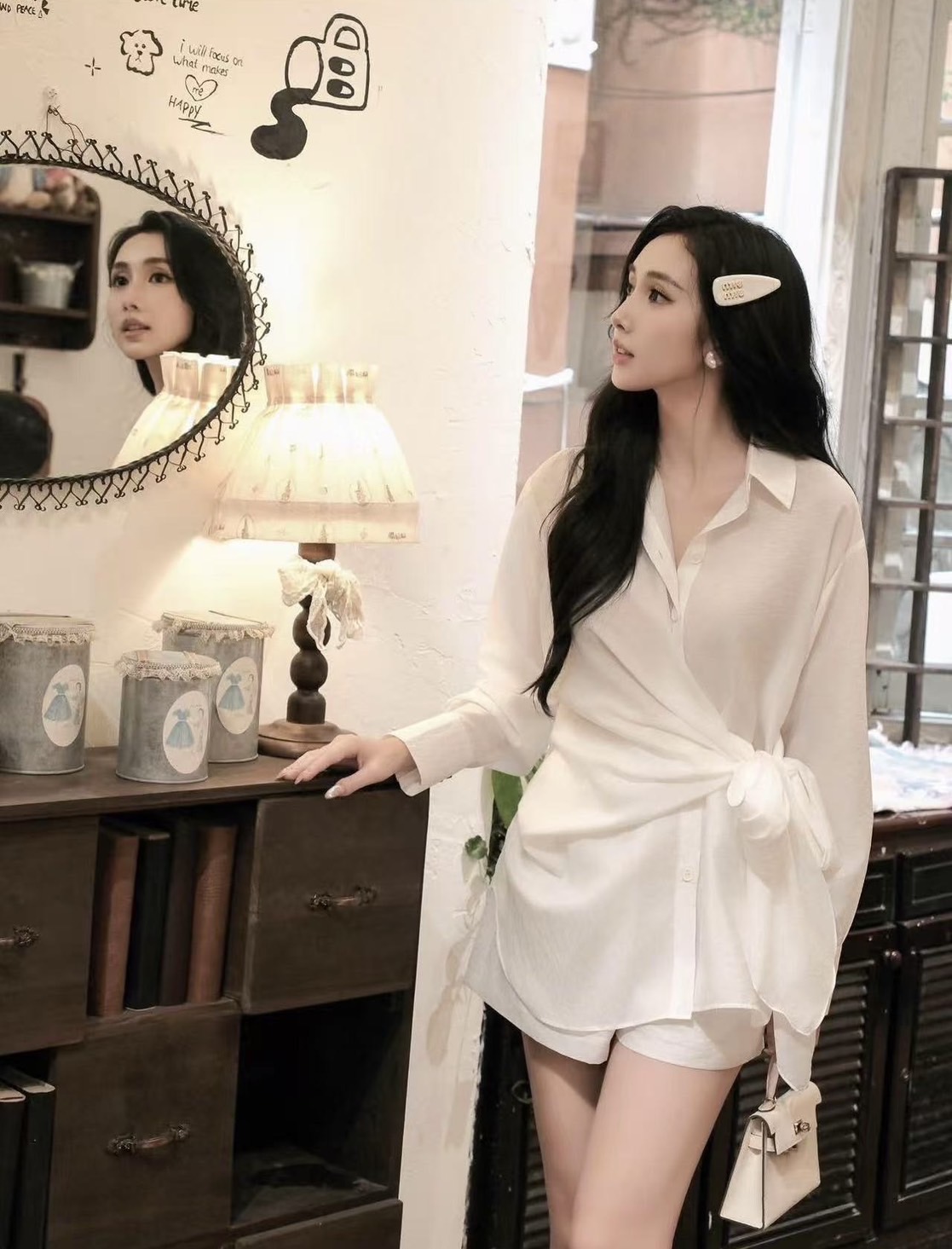 ชุดเซทแฟชั่น เสื้อเชิ้ตสีขาวเนื้อผ้าสวยอย่างดี++กางเกงขาสั้นสีขาว