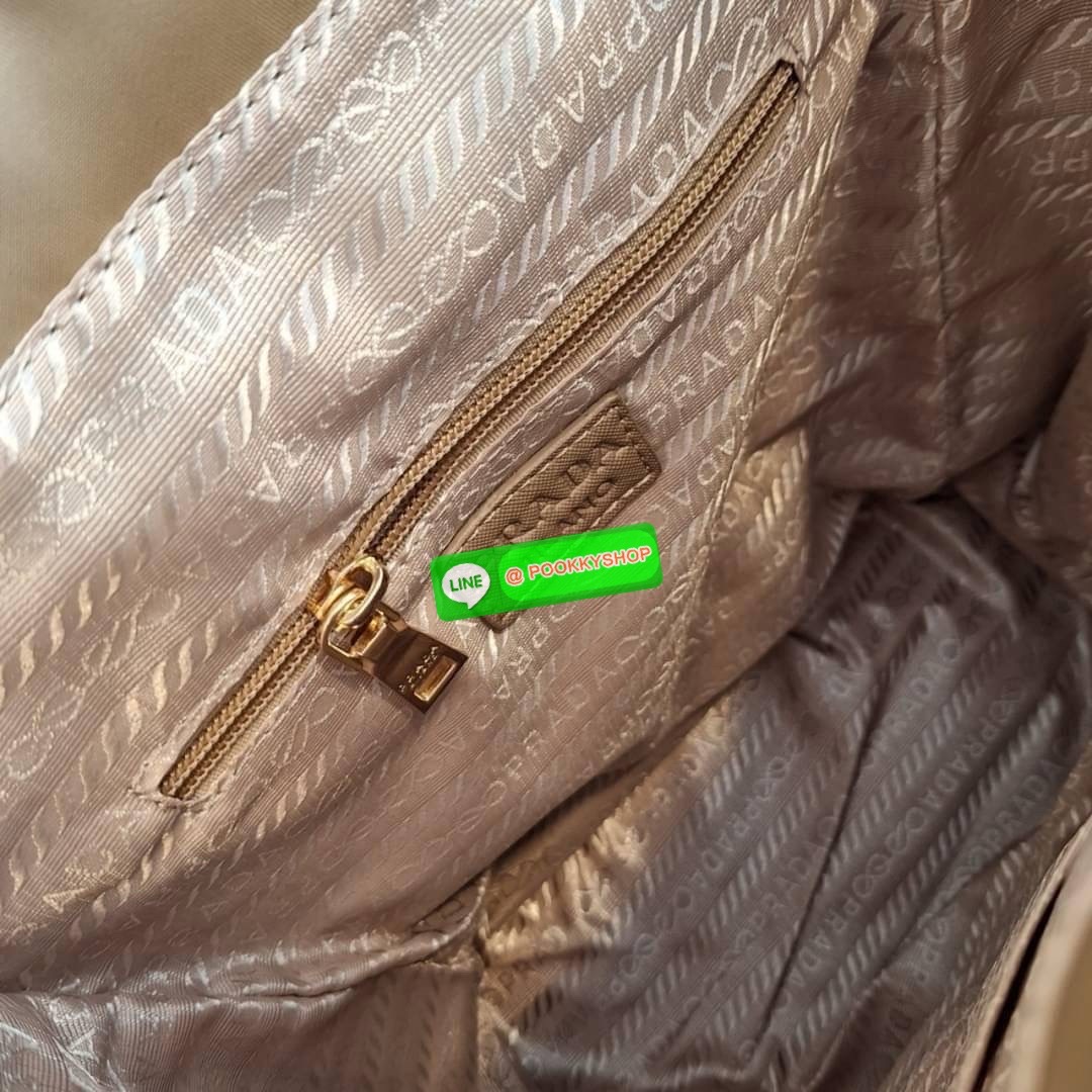 NEW ARRIVIAL กระเป๋าเป้ทรงสวย Prada Nylon Backpack With Pocket วัสดุผ้าไนล่อน กันน้ำเนื้อหนาอย่างดี ใบนี้ ดีไซต์สวยเก๋ เป้แบบหูรูด ทรงสวยน่ารัก อะไหล่ทองทั้งใบ เปิดปิดด้วยกระดุมแม่เหล็ก ด้านข้างมีกระเป๋าอีก 2 ช่อง ด้านในมีป้ายโลโก้บุด้วยผ้าแบรนด์หนาอย่างด