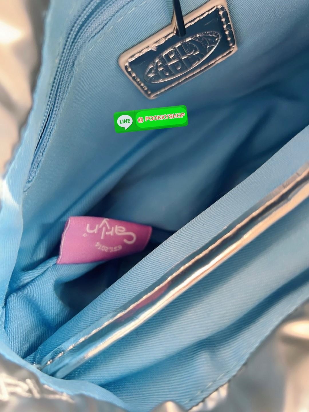 CARLYN TWEE MINI BAG #ไม่มินิตามชื่อจ้าา😘 💌พร้อมส่ง!สวยฉ่ำๆทุกสี ไม่มีไม่ได้แล้วจ้าา📌 ✔️กระเป๋าวัสดุไนล่อนอย่างดี นิ่มฟู ปักลายแบรนด์อันเป็นสัญลักษณ์ของรุ่นทั้งใบสวยงามค่ะ