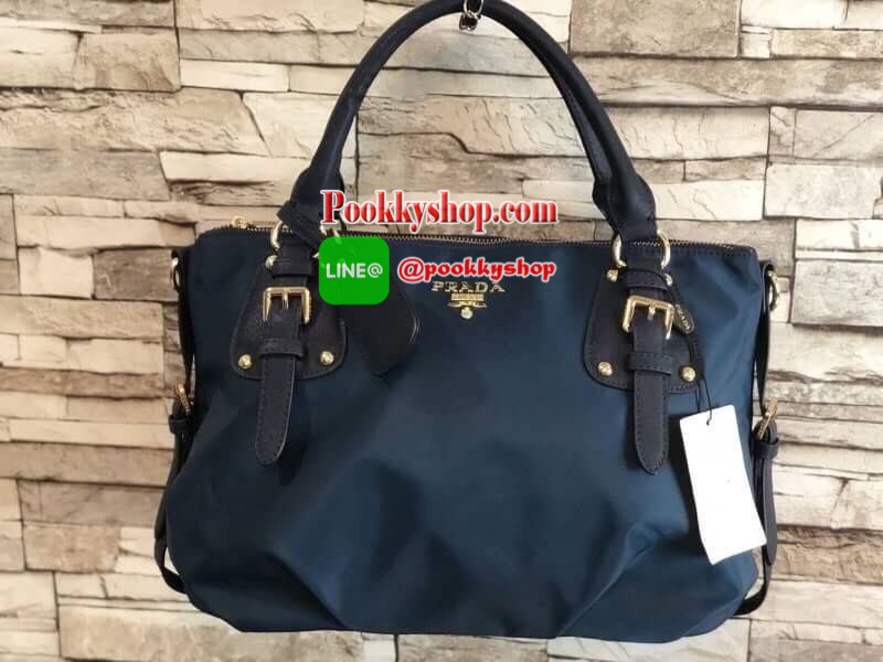 PRADA NYLON BAG WITH ZIP กระเป๋าถือหรือสะพายพรีเมี่ยมกิ้ฟจากเคาน์เตอร์แบรนด์ Limited edition วัสดุ Nylon เนื้อหนาคุณภาพดีตามแบบฉบับแบรนด์ด้านหน้าประดับโลโก้หรู เปิดปิดด้วยซิป ภายใน Polyester 100% มีโลโก้ ช่องซิปจุมากค่ะ สามารถใส่เอกสาร A4 ipad ของใช้ได้เย